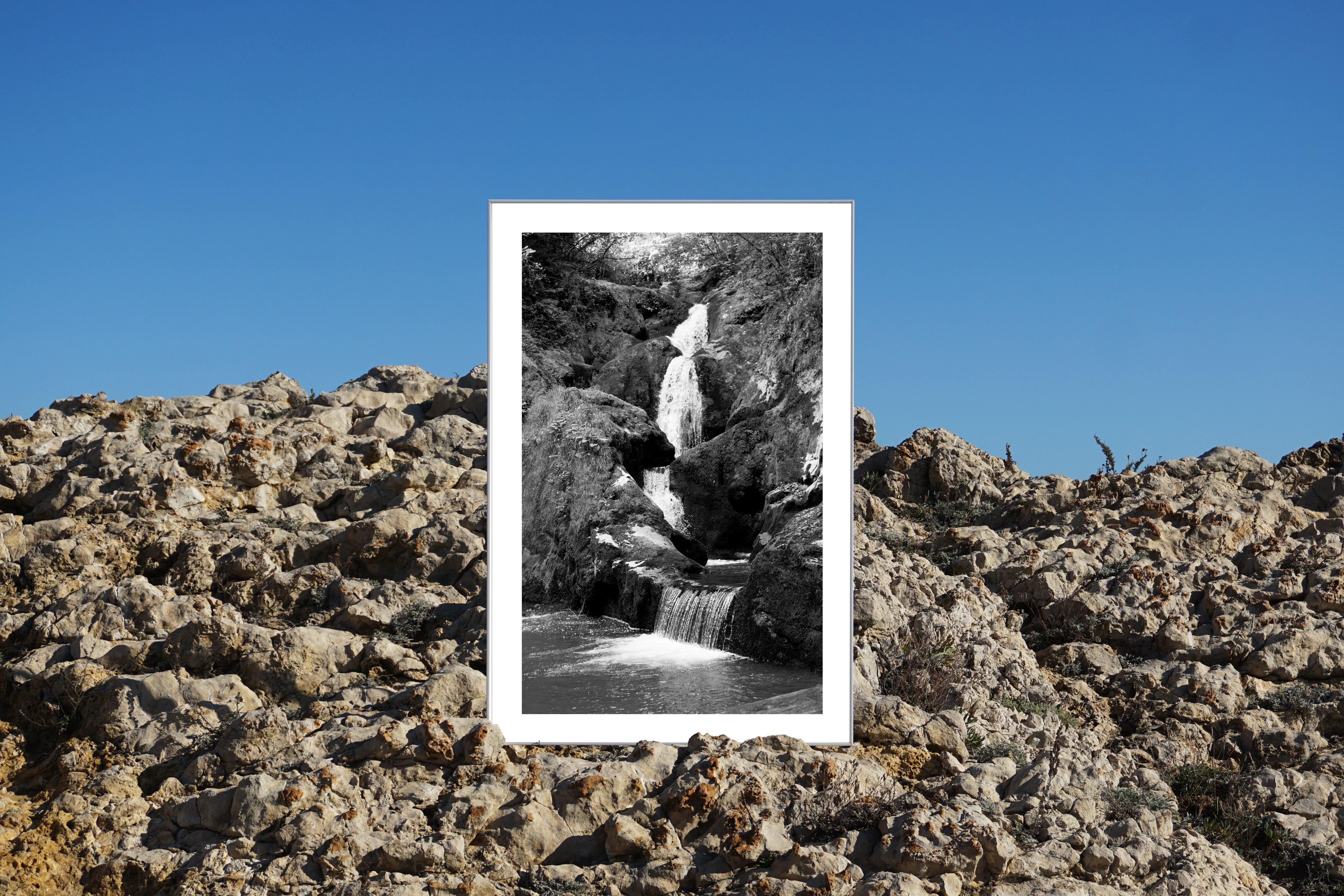 Giclée verticale en noir et blanc d'une chute d'eau dans une forêt zen, paysage, Feng Shui - Réalisme Photograph par Kind of Cyan