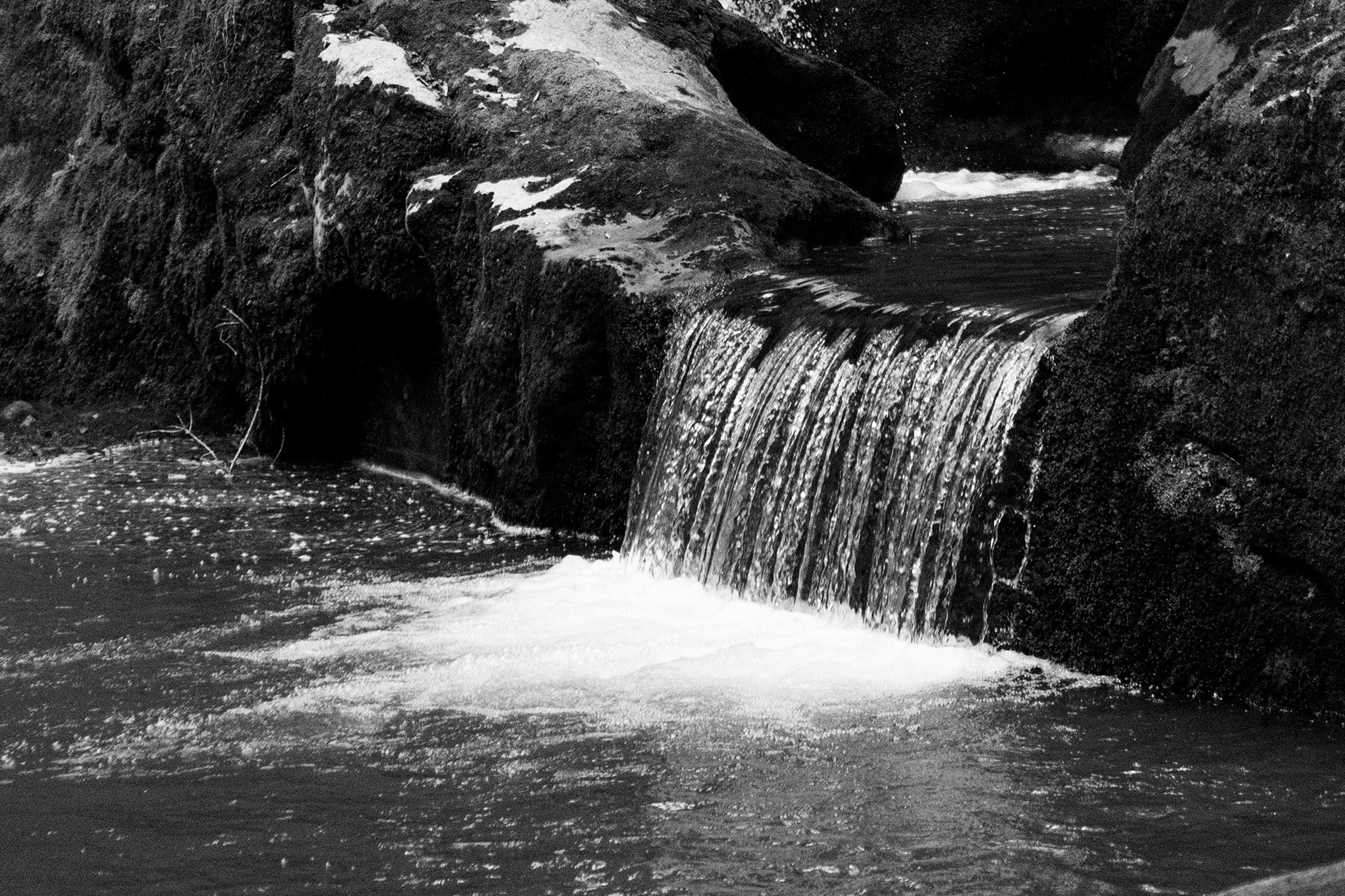 Giclée verticale en noir et blanc d'une chute d'eau dans une forêt zen, paysage, Feng Shui - Noir Landscape Photograph par Kind of Cyan