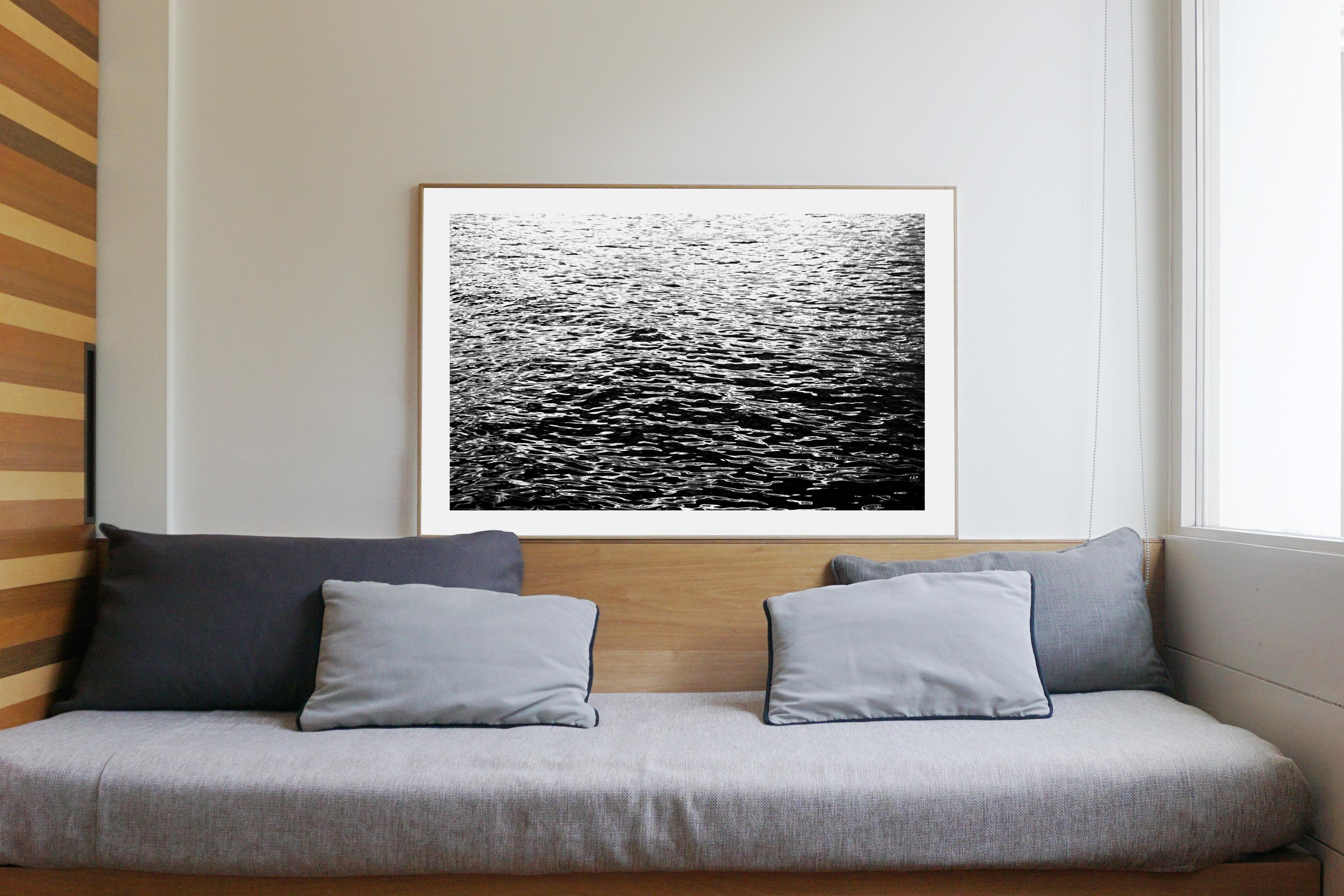 Grand paysage marin en noir et blanc représentant des rochers de mer ondulants, réflecteur d'eau abstrait - Minimaliste Photograph par Kind of Cyan