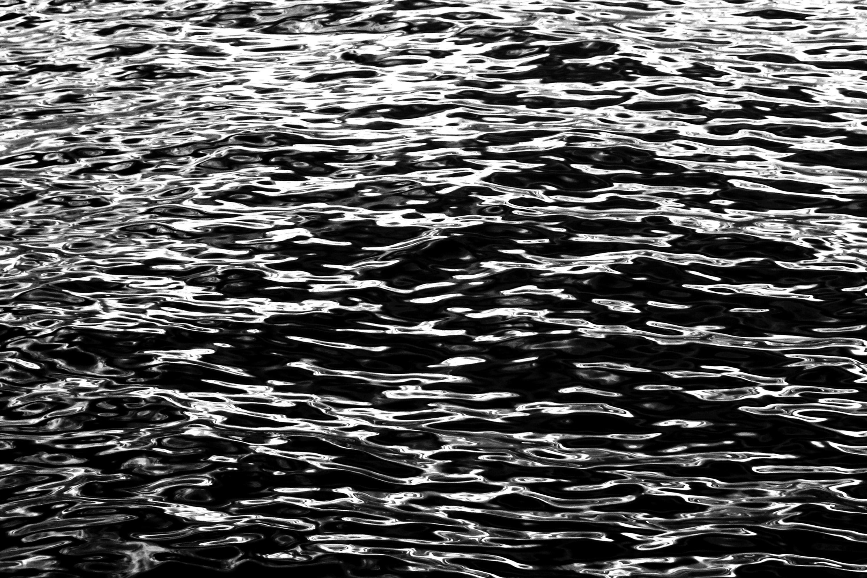 Große schwarz-weiße Meereslandschaft mit kalifornischen Meeresrillen, abstrakte Wasserreflexion (Schwarz), Black and White Photograph, von Kind of Cyan