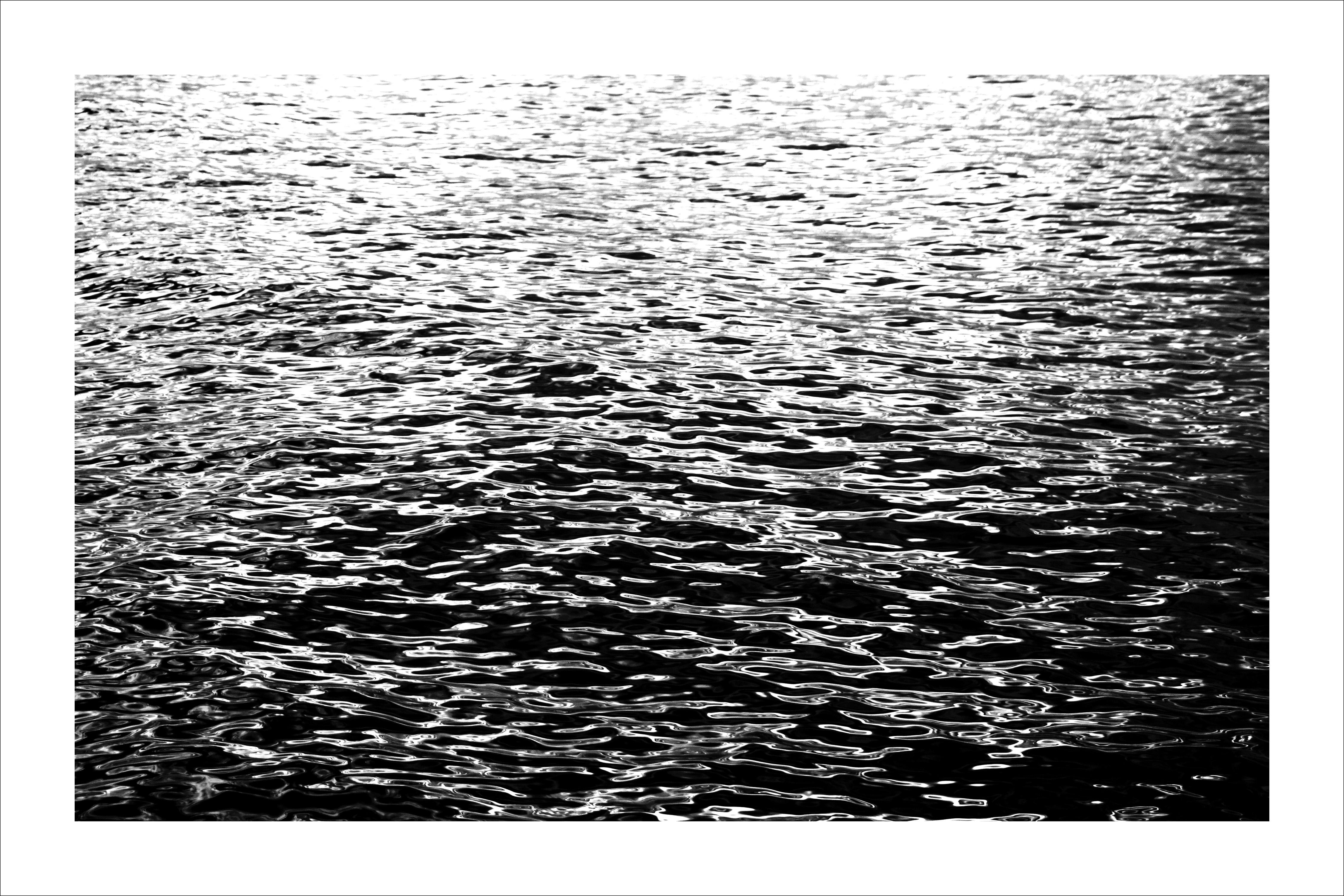 Black and White Photograph Kind of Cyan - Grand paysage marin en noir et blanc représentant des rochers de mer ondulants, réflecteur d'eau abstrait