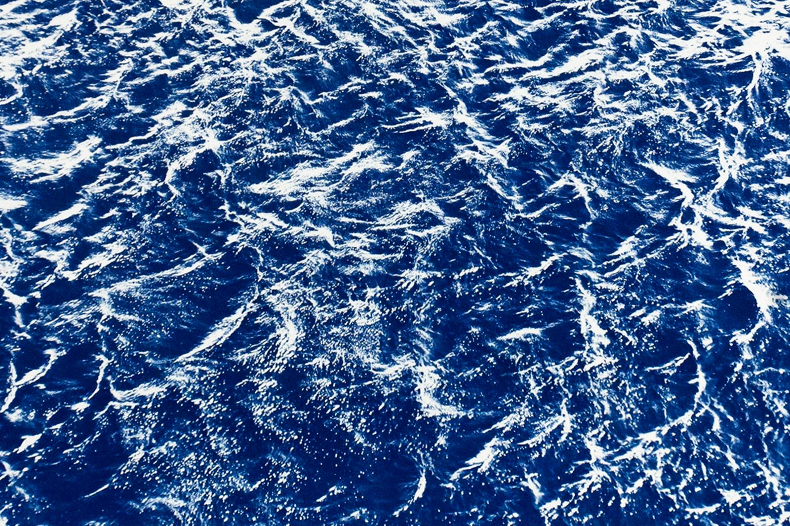 Très grand paysage marin cyanotype représentant des courants d'océan Pacifique, bleu et blanc nautique - Violet Landscape Photograph par Kind of Cyan