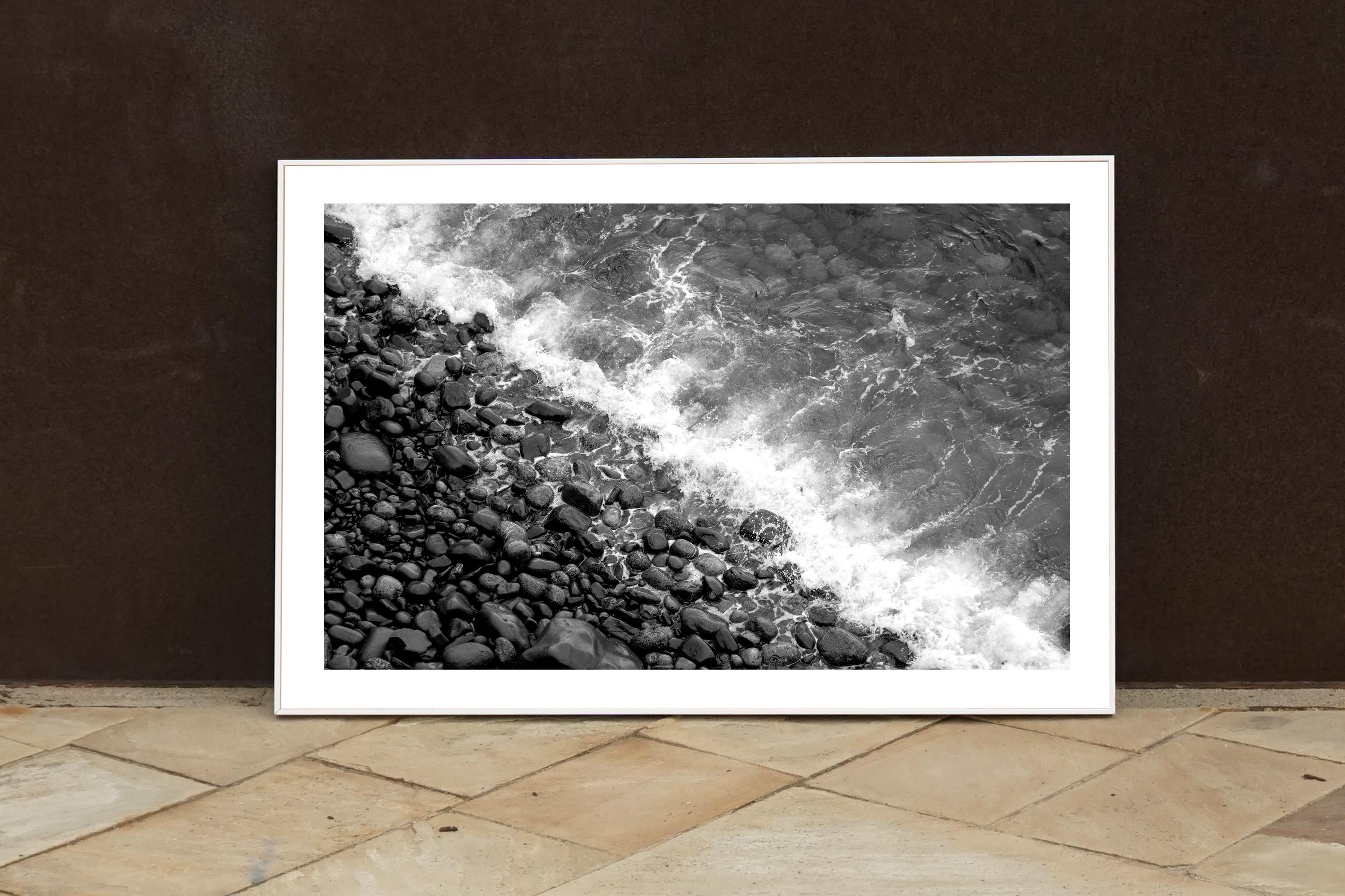 Black & White Shore Line, Giclée-Druck in limitierter Auflage vom britischen Pebble Beach (Realismus), Photograph, von Kind of Cyan