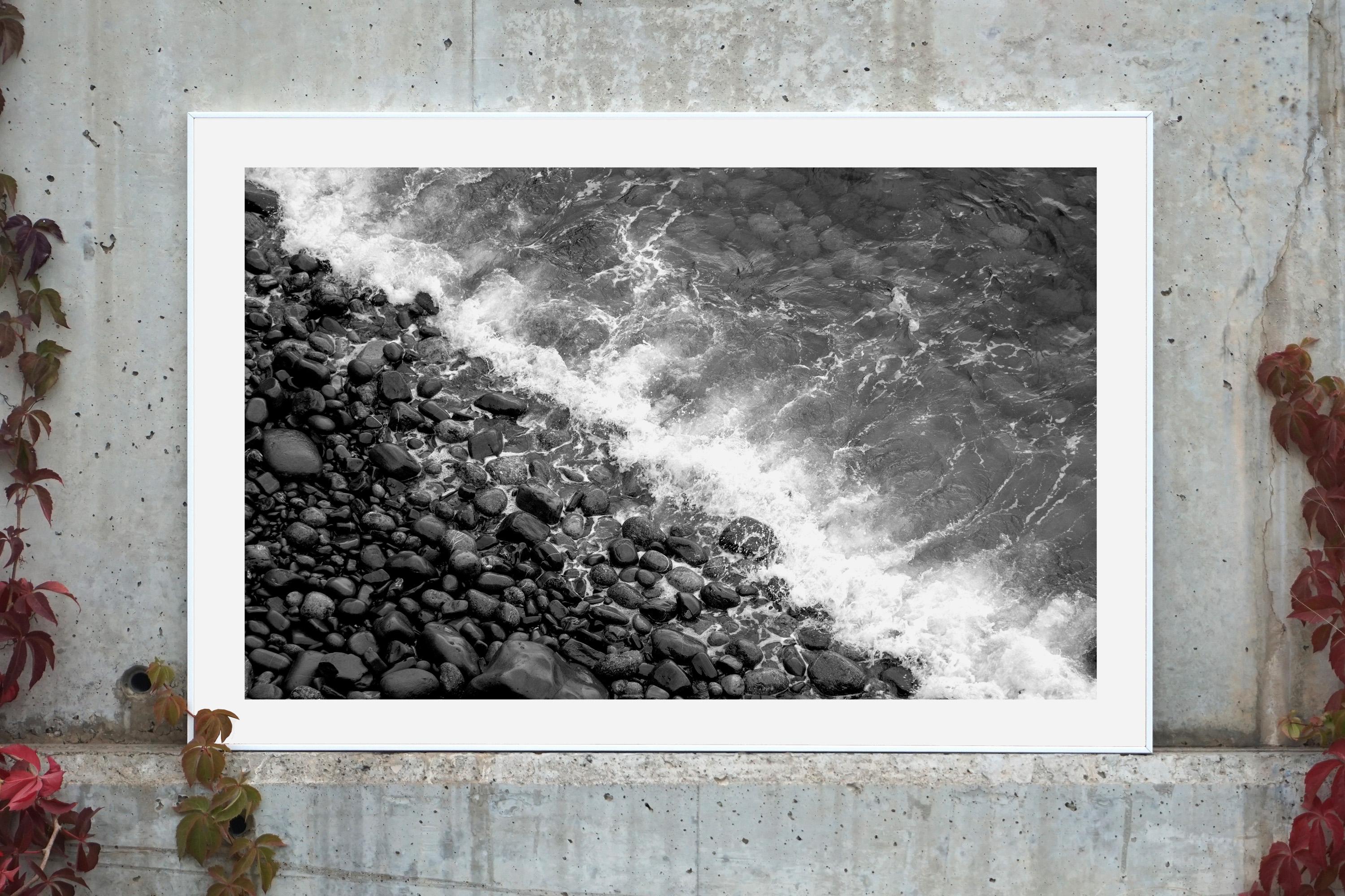 Ligne de rivage en noir et blanc, impression giclée en édition limitée de la plage britannique de Pebble Beach en vente 1