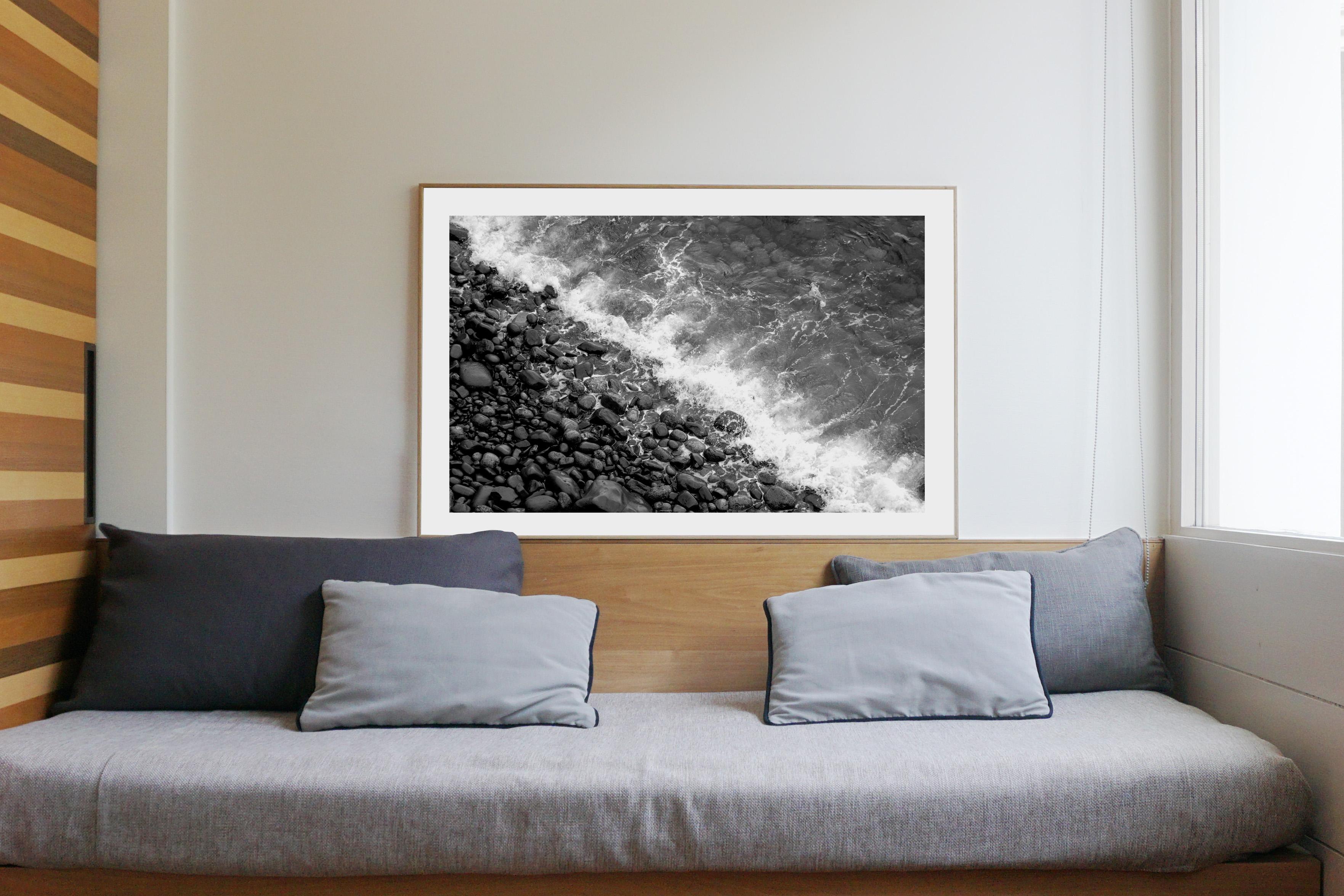Ligne de rivage en noir et blanc, impression giclée en édition limitée de la plage britannique de Pebble Beach en vente 3