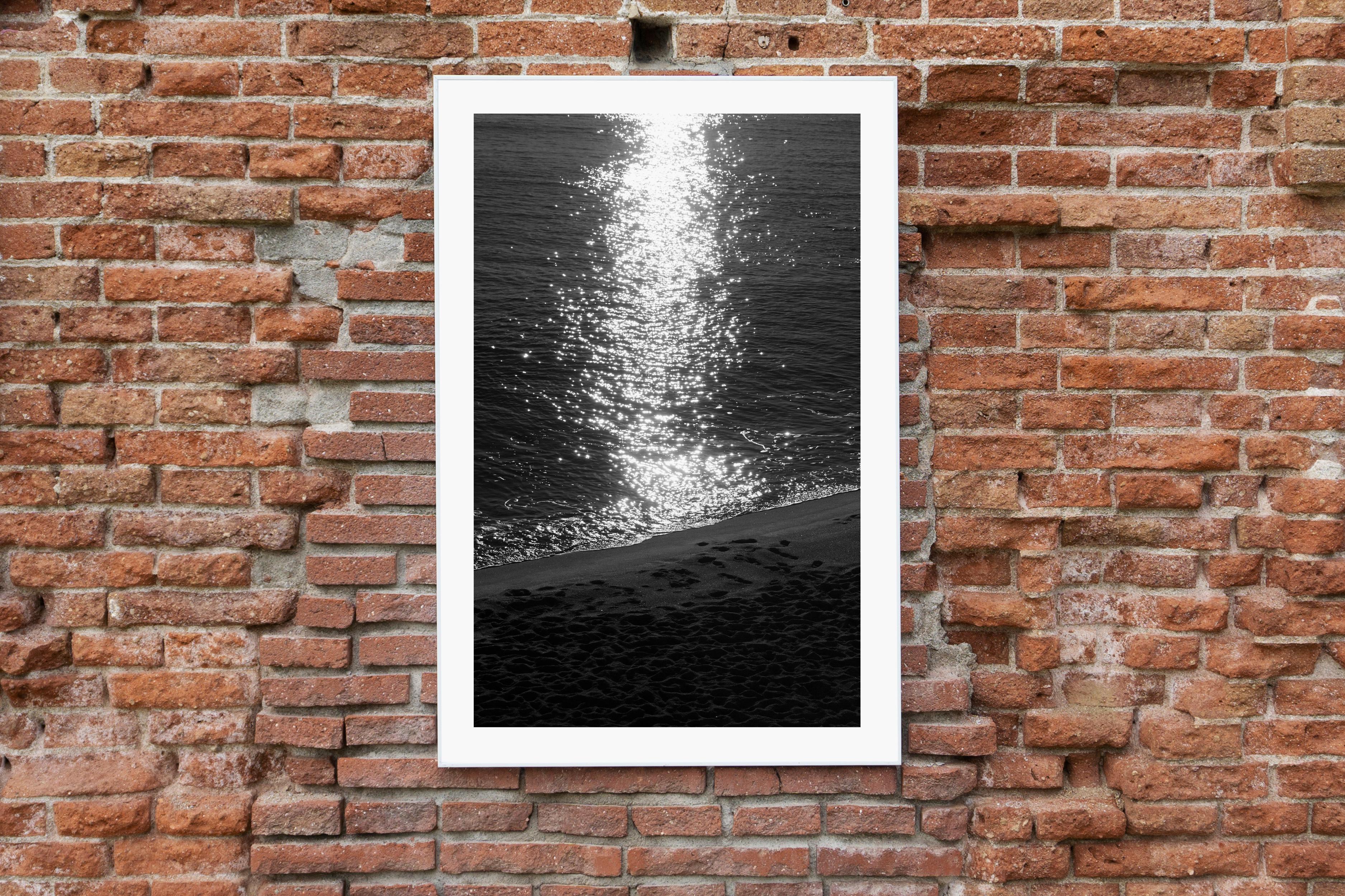 Schwarz-weiße Meereslandschaft mit dunklem Strand-Sonnenaufgang, klassischer nautischer Druck von Shore – Photograph von Kind of Cyan