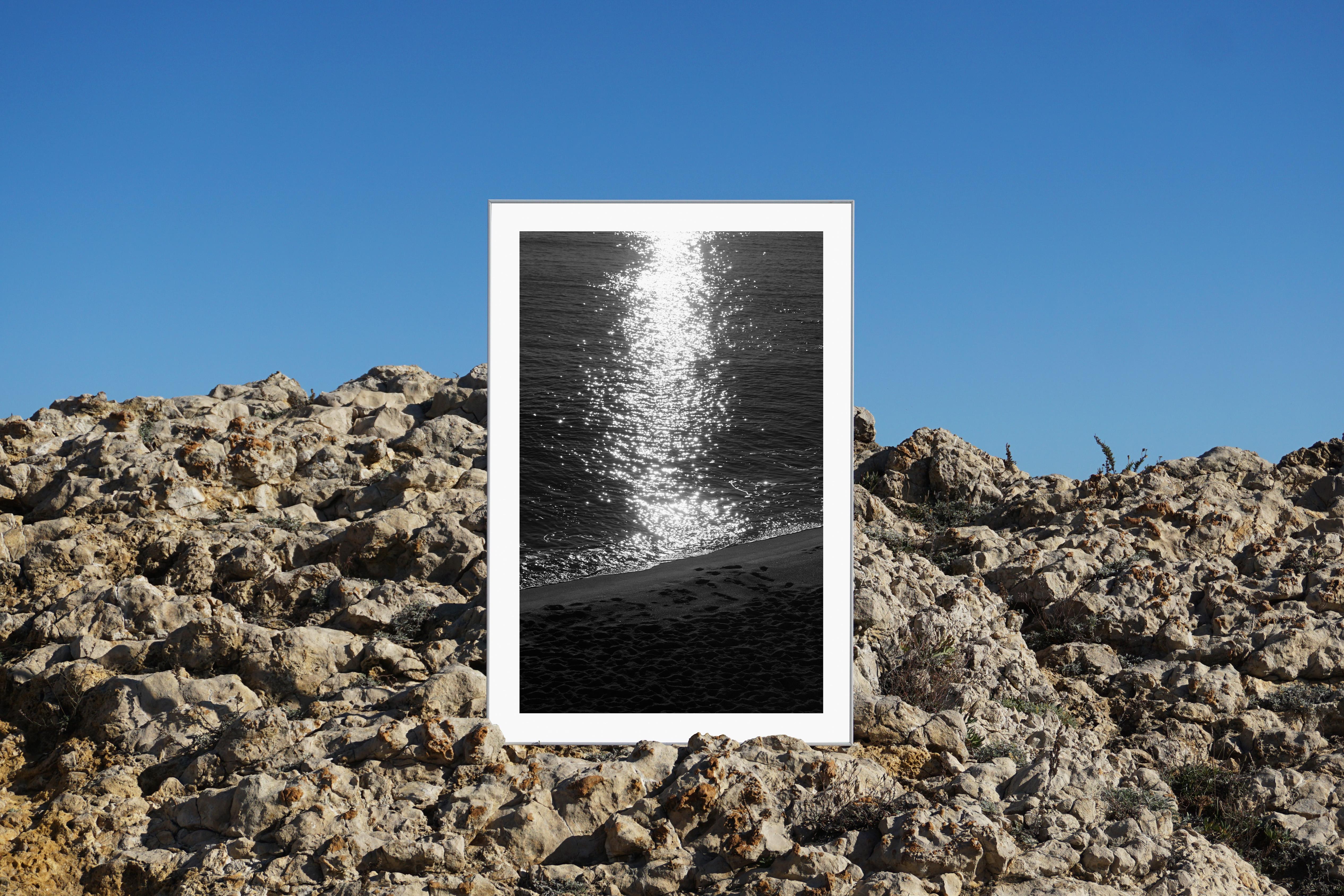 Schwarz-weiße Meereslandschaft mit dunklem Strand-Sonnenaufgang, klassischer nautischer Druck von Shore im Angebot 3