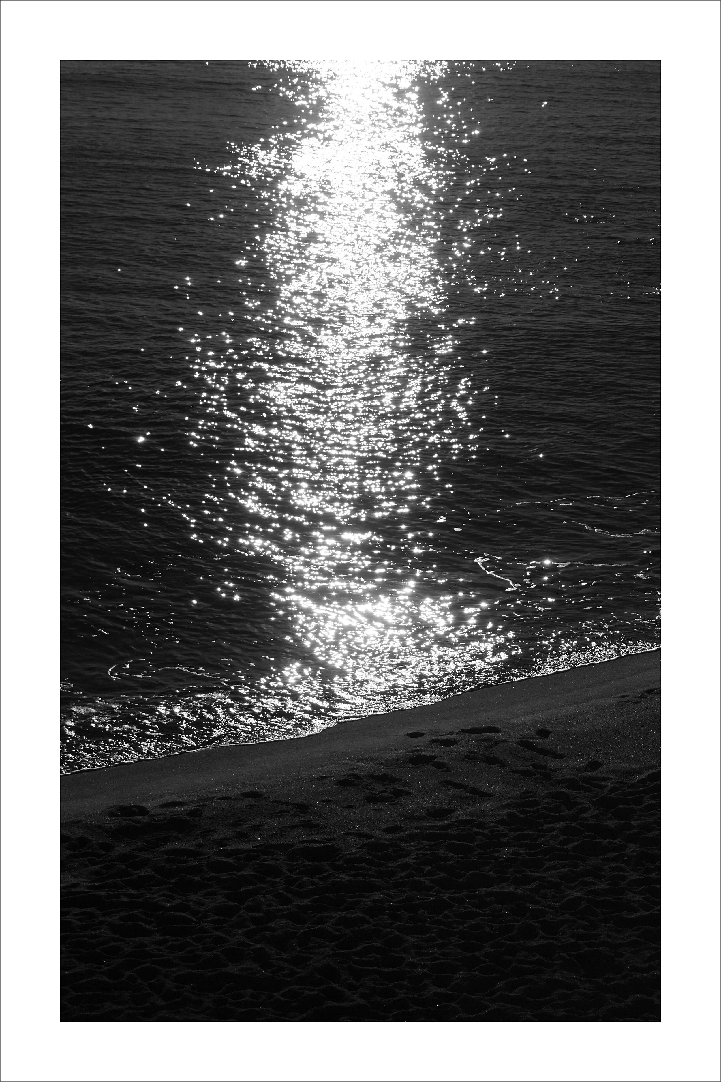 Schwarz-weiße Meereslandschaft mit dunklem Strand-Sonnenaufgang, klassischer nautischer Druck von Shore