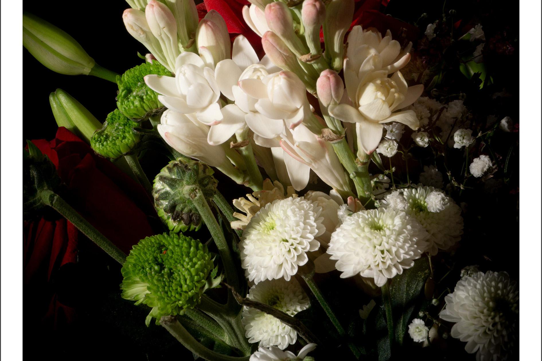 Bouquet de fleurs avec lumière de Caravaggio, Bouquet de nature morte baroque, édition limitée - Noir Still-Life Photograph par Kind of Cyan