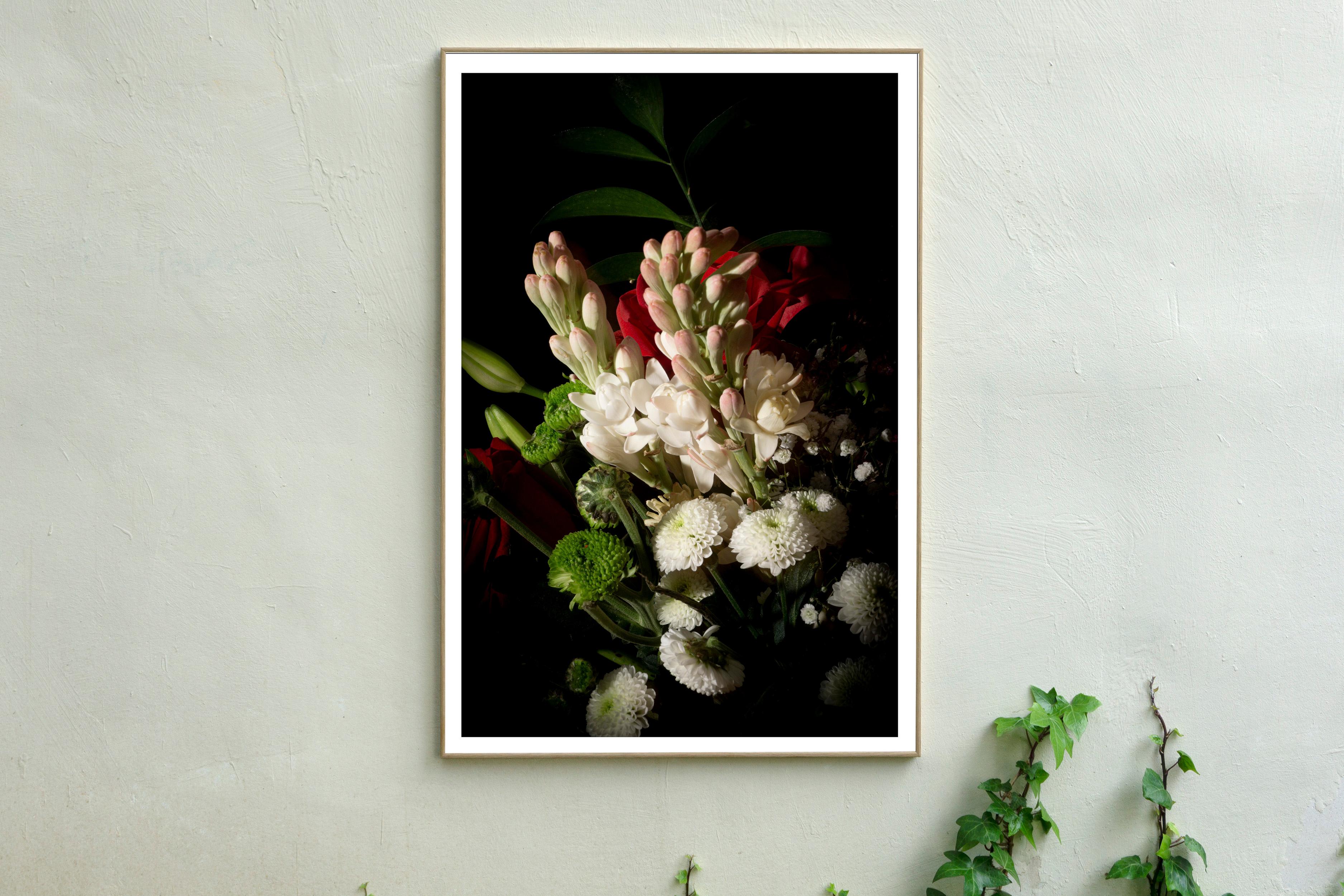 Blumen mit Caravaggio-Leuchte, Barock-Stillleben-Blumenstrauß, limitiert im Angebot 1