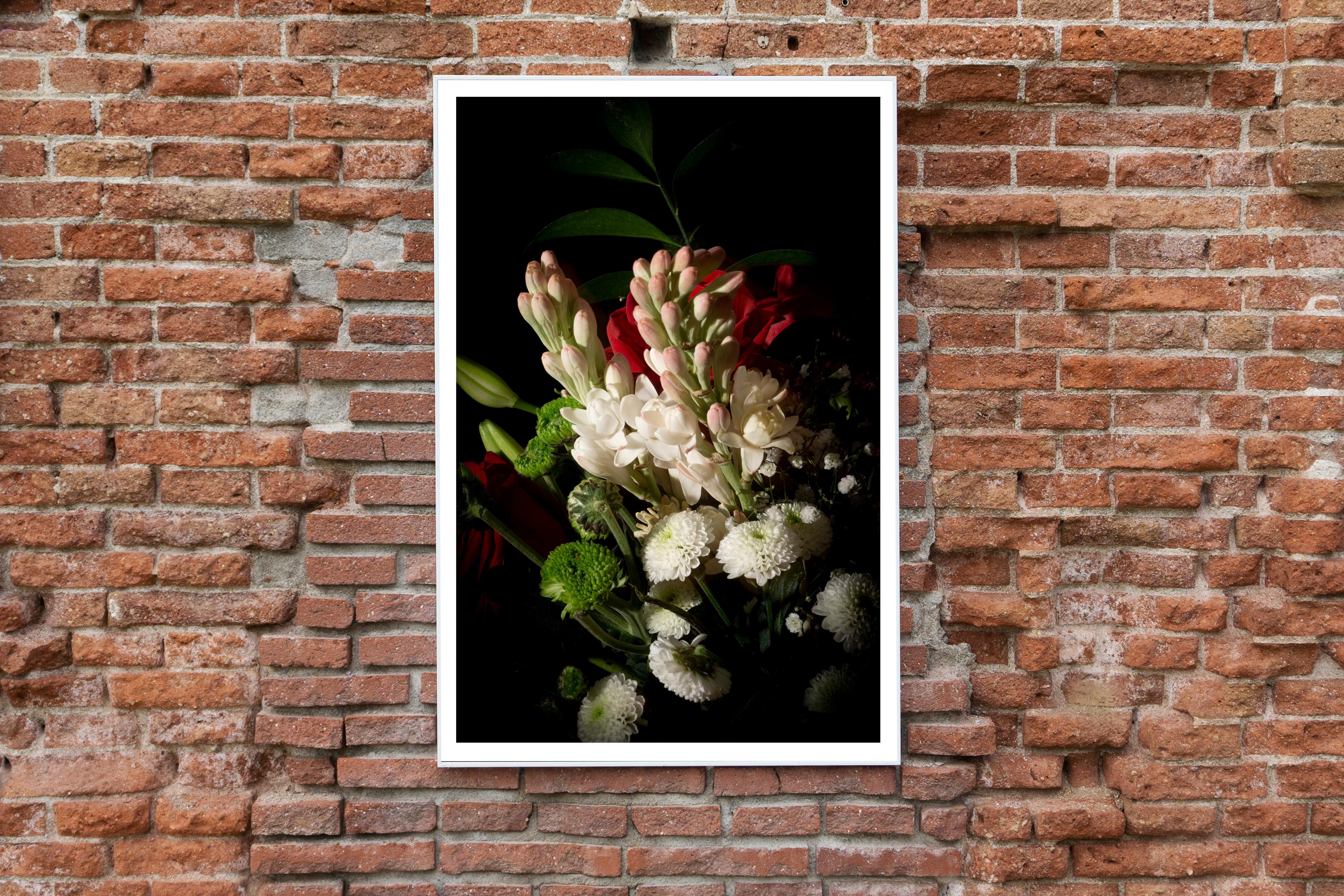 Blumen mit Caravaggio-Leuchte, Barock-Stillleben-Blumenstrauß, limitiert im Angebot 3