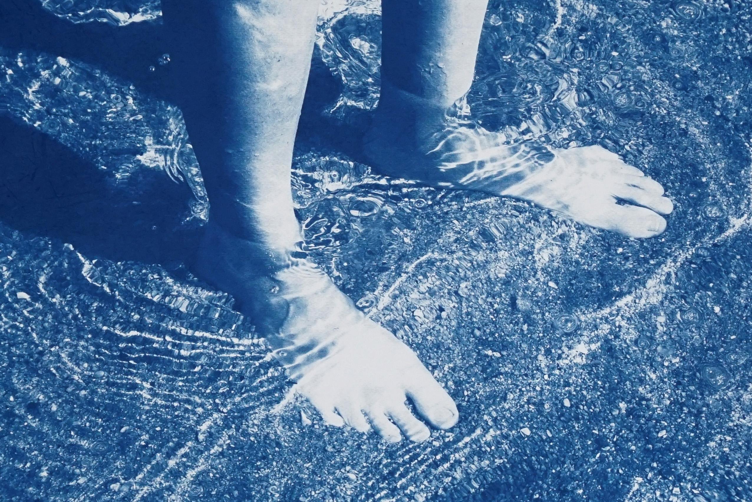 Bliss de plage grecque, cyanotype fait à la main sur papier aquarelle, corps flottant en bleu en vente 5