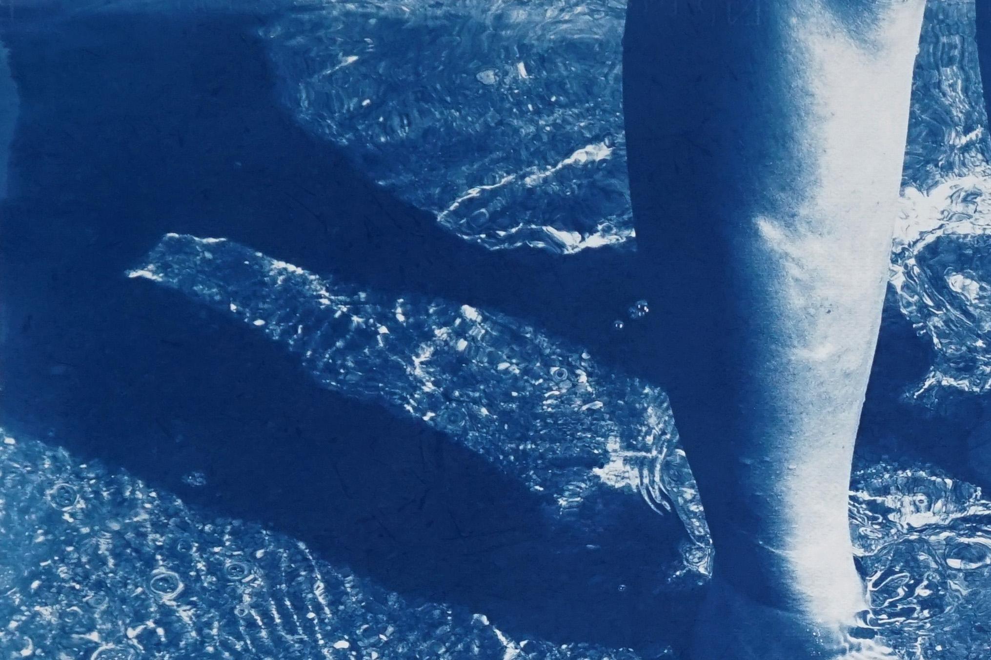 Griechischer Strand Bliss, handgefertigte Cyanotypie auf Aquarellpapier, schwimmernder Körper in Blau im Angebot 9