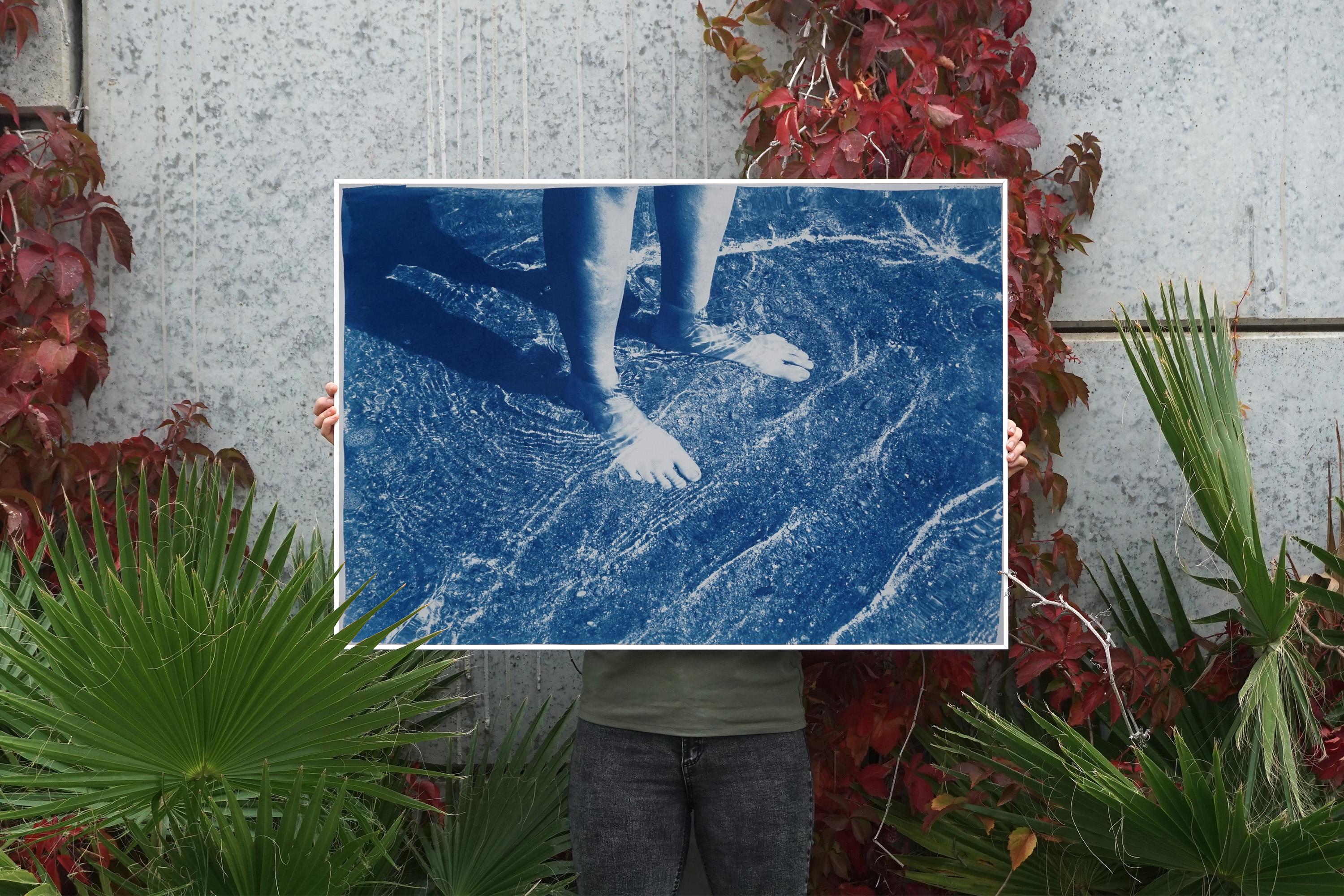 Bliss de plage grecque, cyanotype fait à la main sur papier aquarelle, corps flottant en bleu en vente 1
