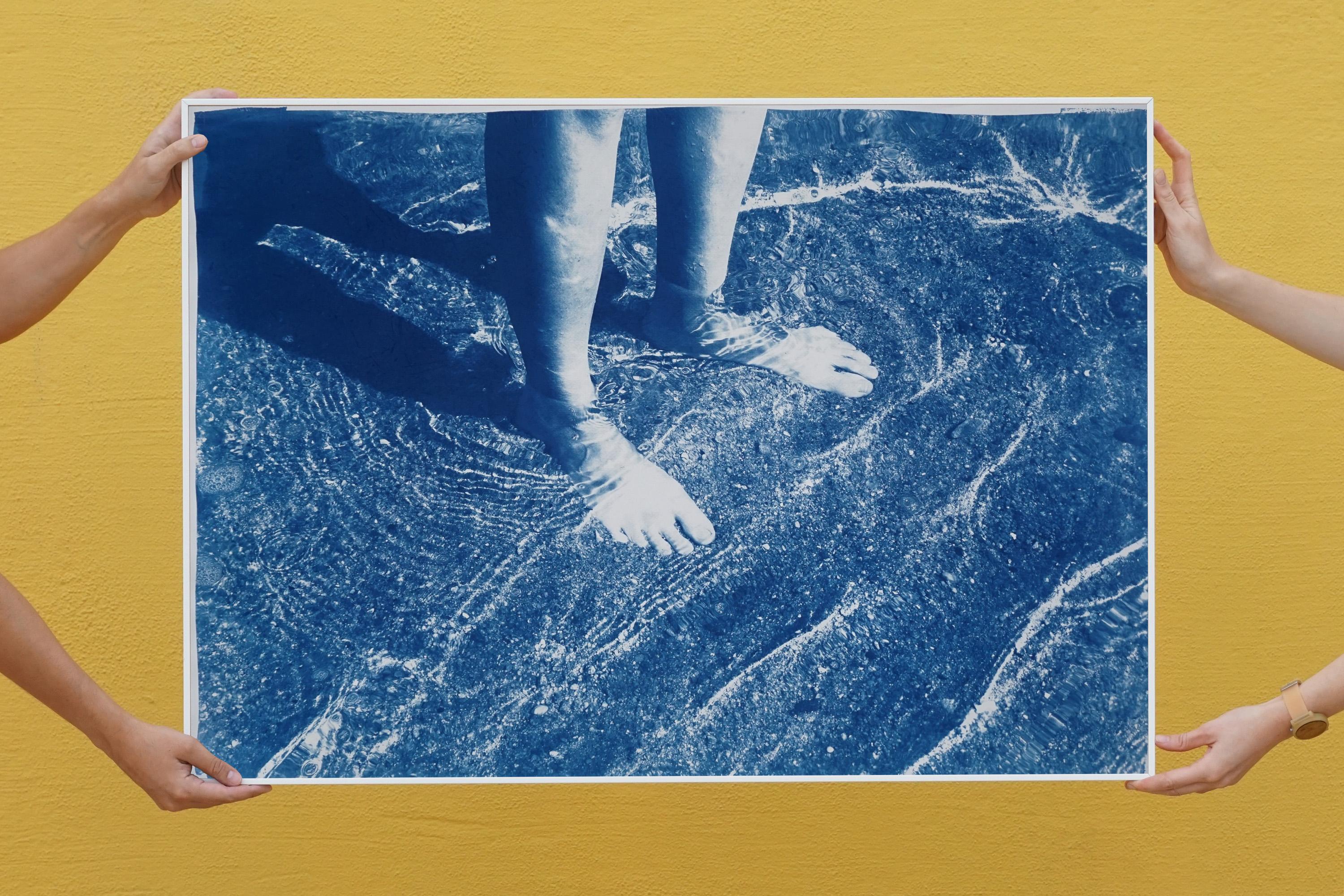 Bliss de plage grecque, cyanotype fait à la main sur papier aquarelle, corps flottant en bleu en vente 2