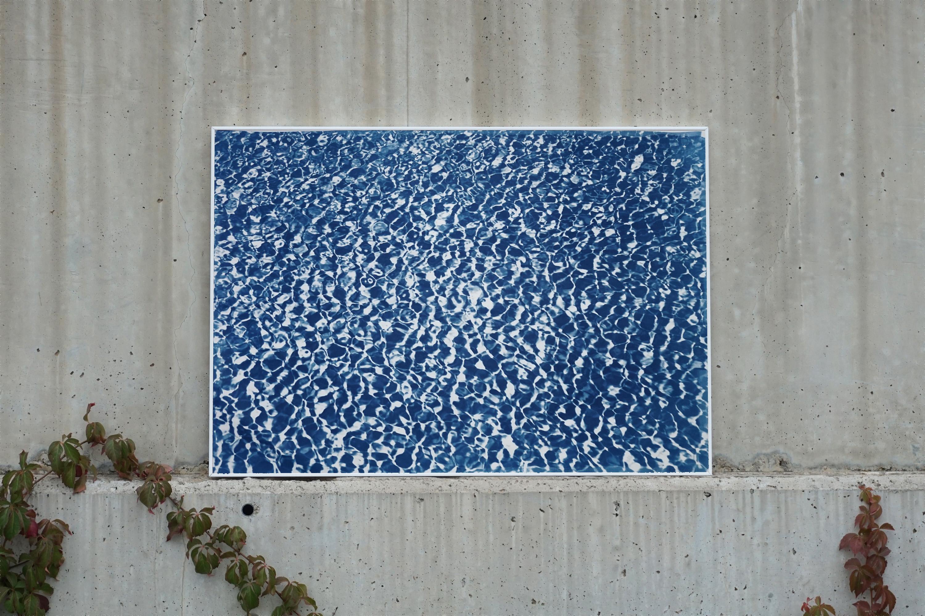 Reflections d'eau de piscine infinies, motif bleu et blanc, imprimé cyanotype fait à la main - Print de Kind of Cyan
