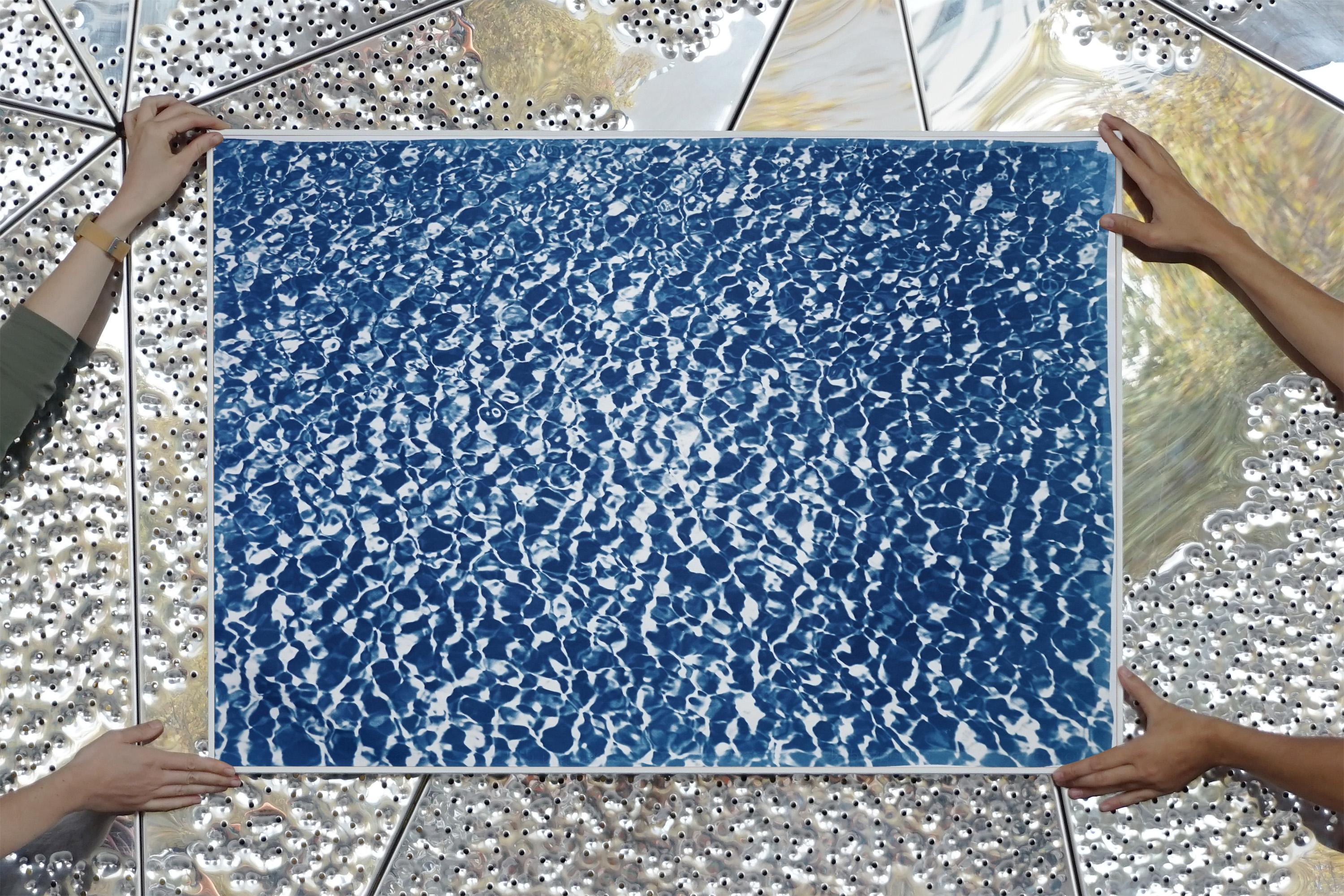 Reflections d'eau de piscine infinies, motif bleu et blanc, imprimé cyanotype fait à la main - Abstrait Print par Kind of Cyan