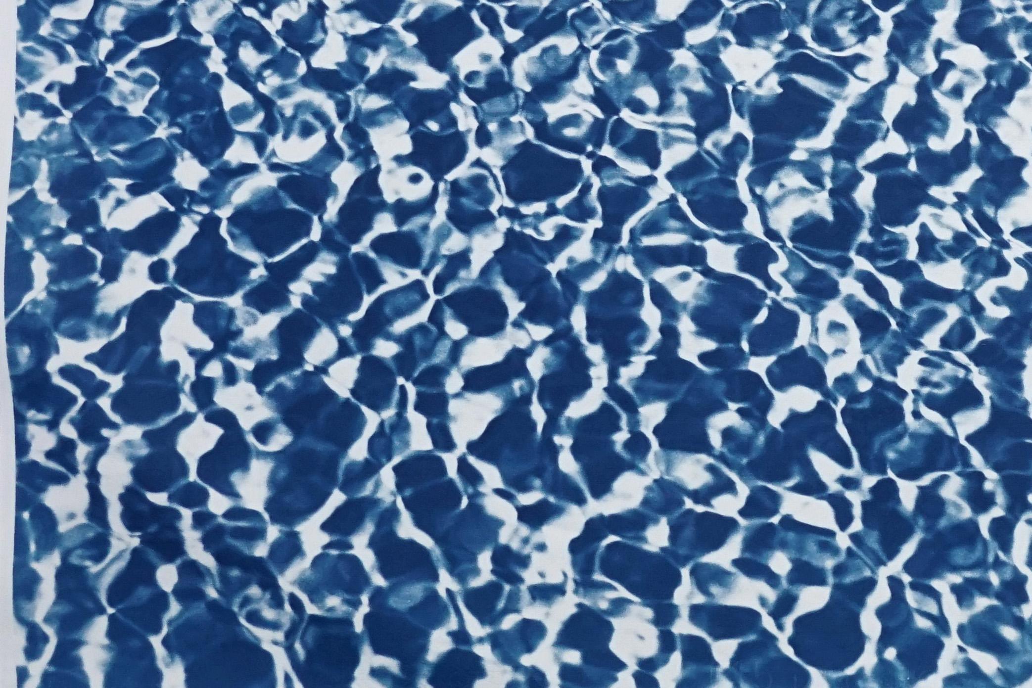 Reflections d'eau de piscine infinies, motif bleu et blanc, imprimé cyanotype fait à la main - Bleu Abstract Print par Kind of Cyan