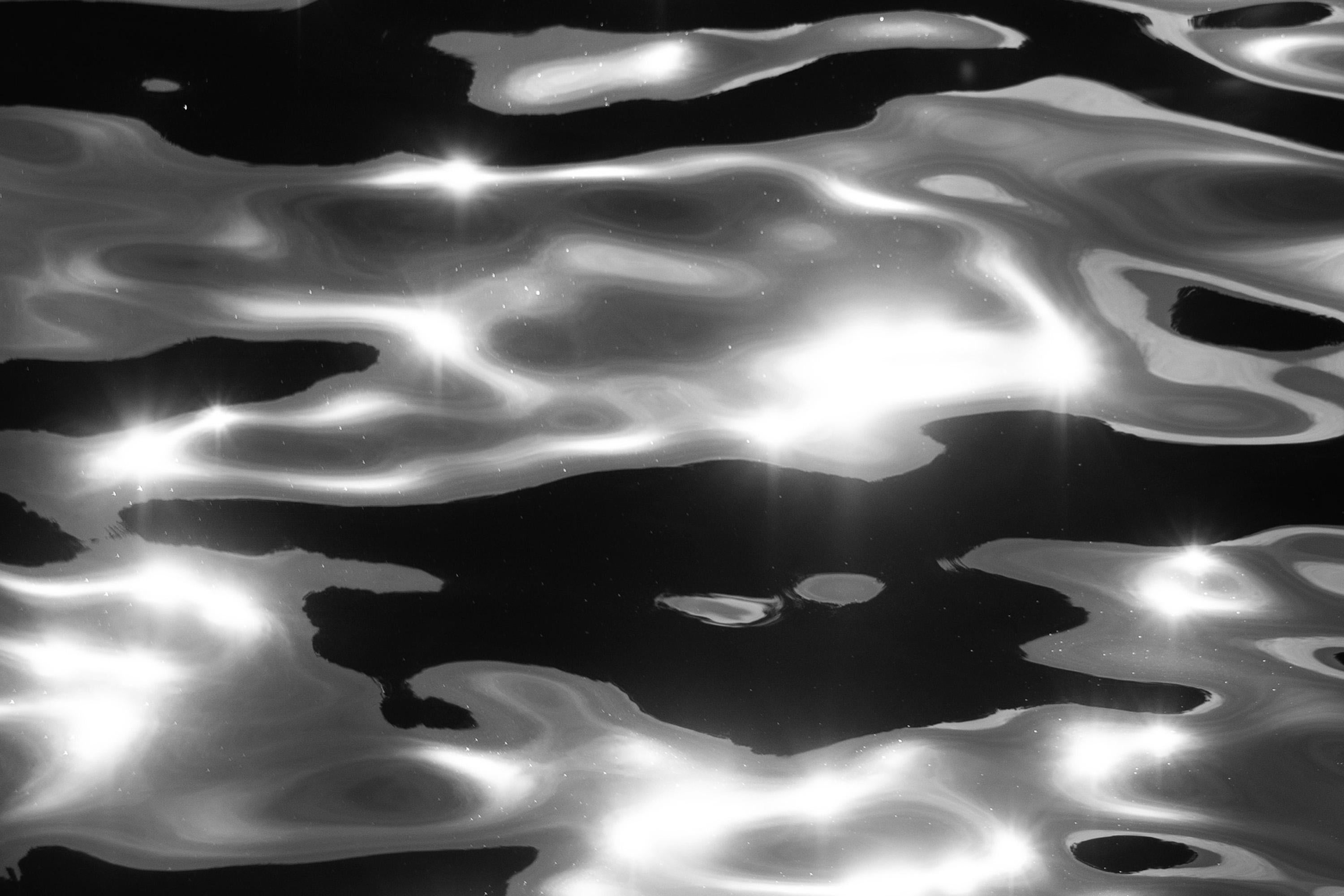 Grand paysage marin noir et blanc, reflets de l'île de Lido, eaux abstraites de Venise - Noir Landscape Photograph par Kind of Cyan