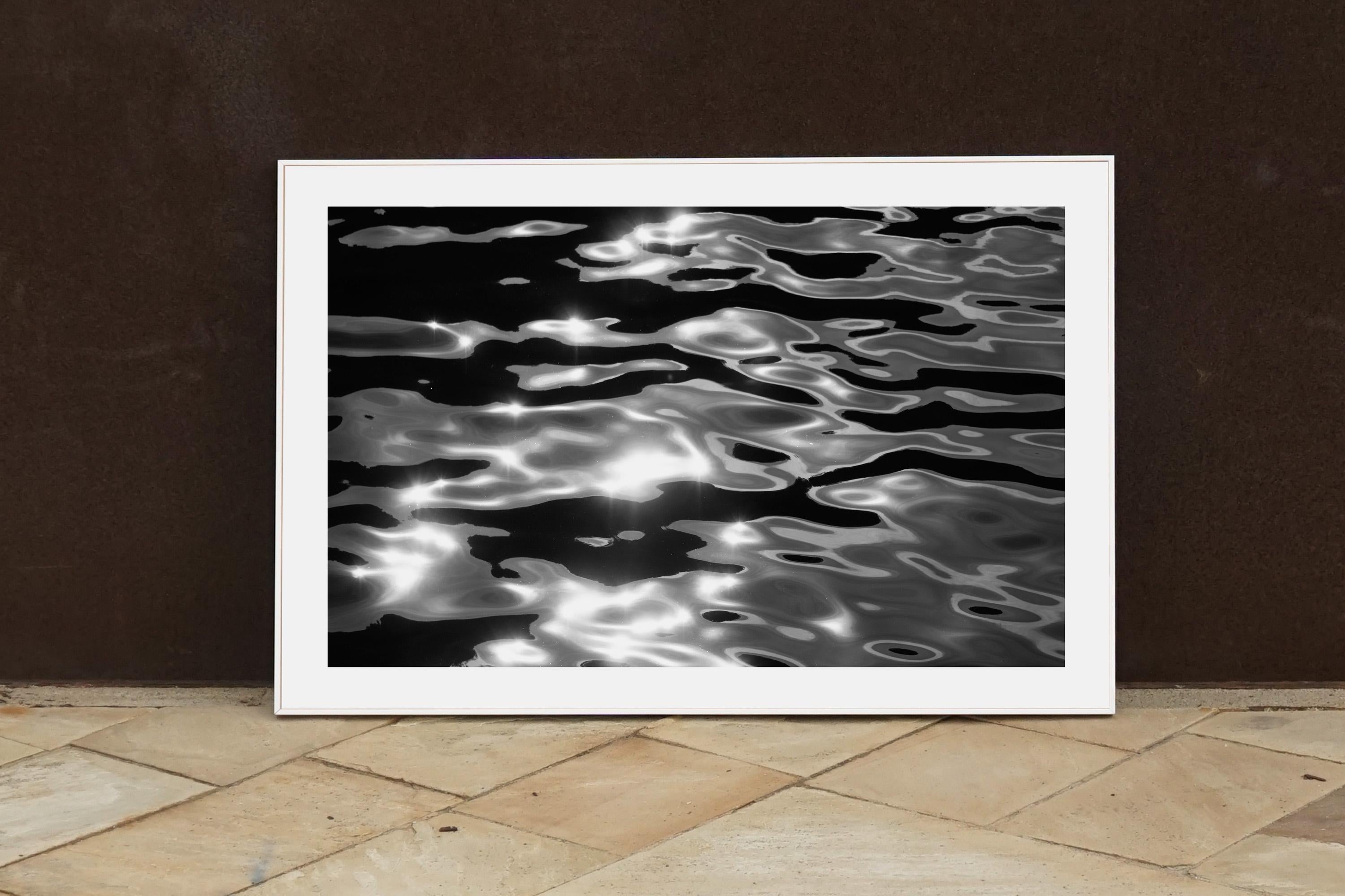 Grand paysage marin noir et blanc, reflets de l'île de Lido, eaux abstraites de Venise en vente 2