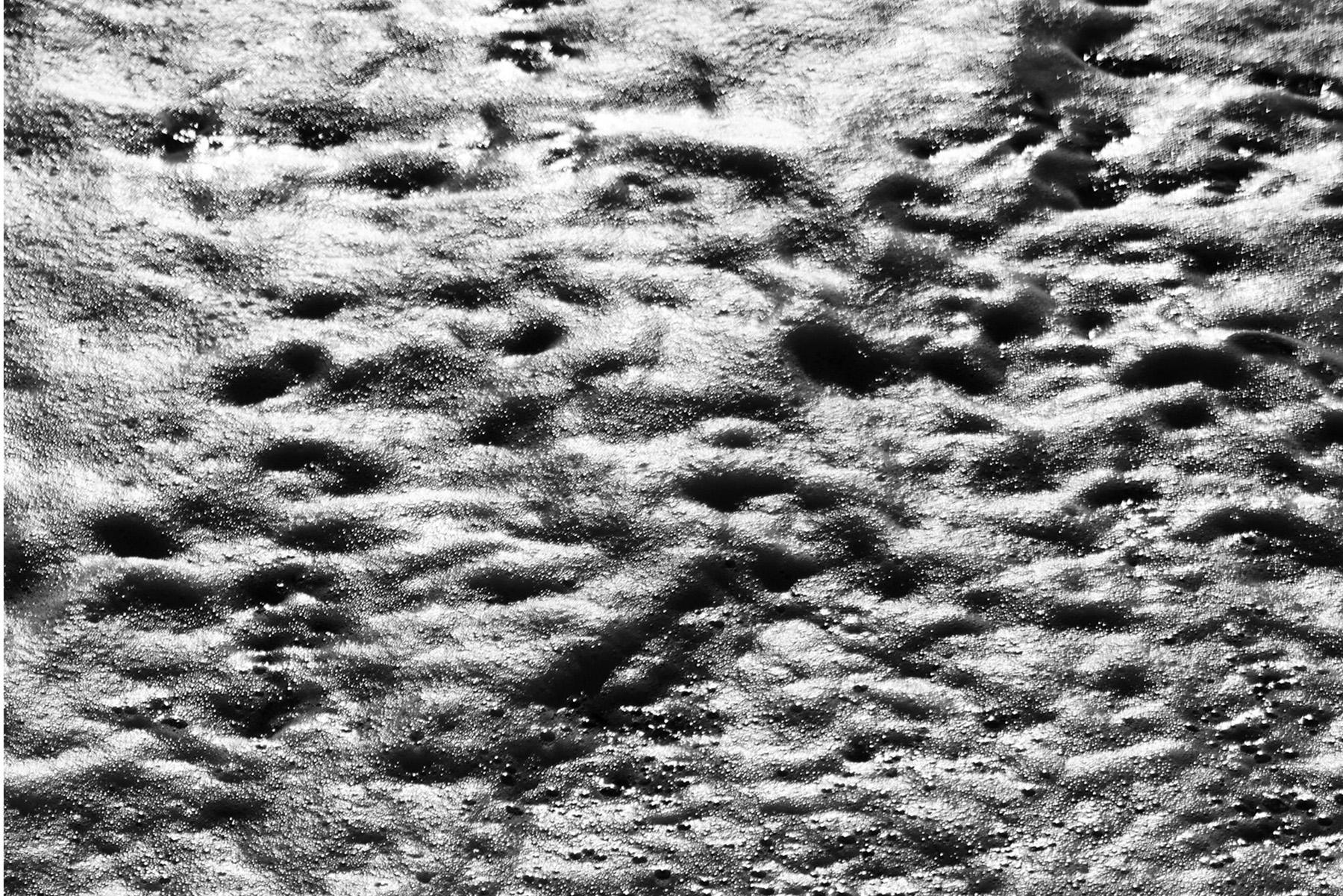 Grand paysage marin vertical noir et blanc de chauve-souris Foamy, style Sugimoto, chaussure - Noir Landscape Photograph par Kind of Cyan