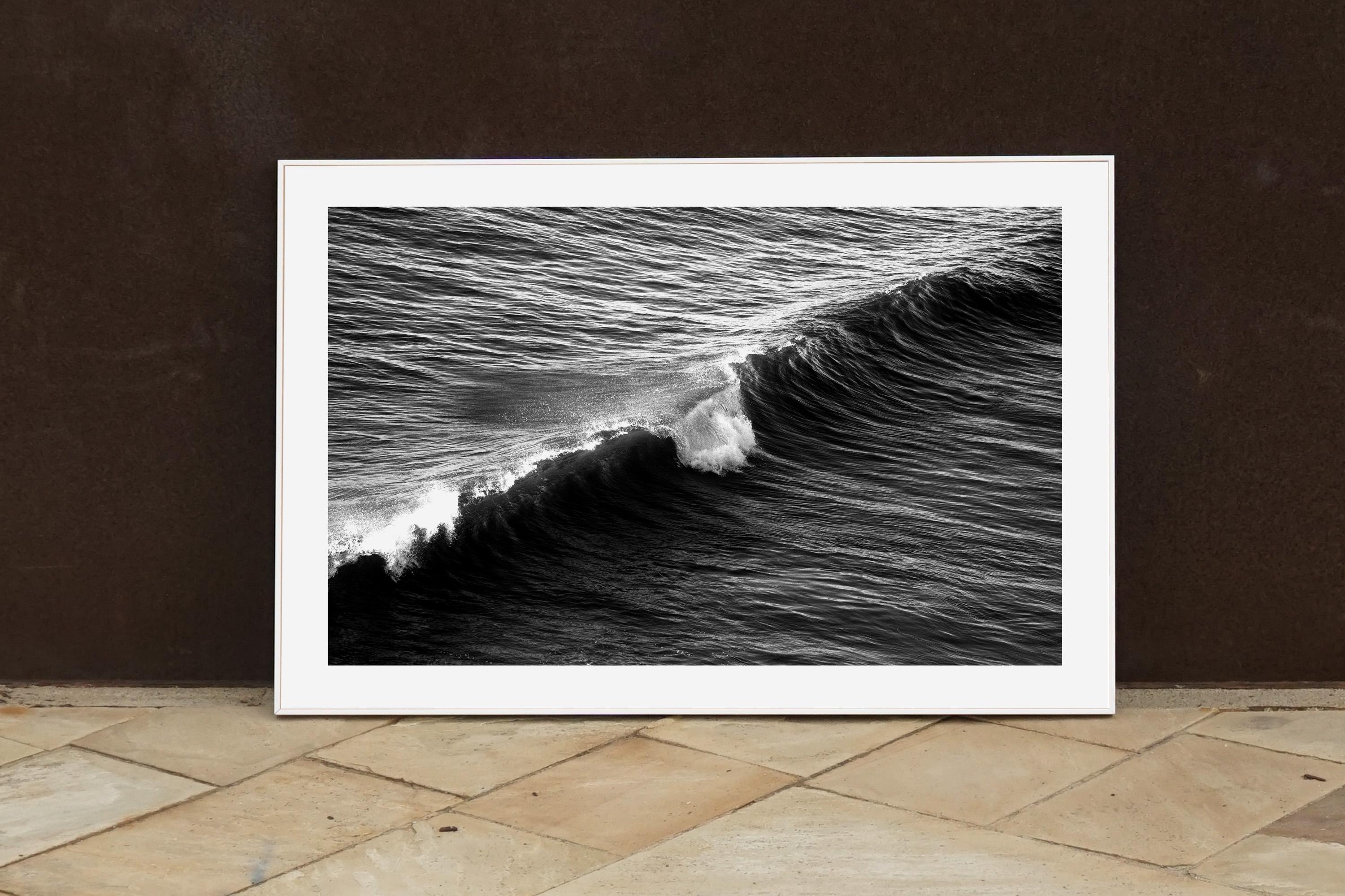 Lange Welle in Venice Beach, Schwarz-Weiß-Giclée-Druck auf mattem Baumwollpapier   (Fotorealismus), Photograph, von Kind of Cyan