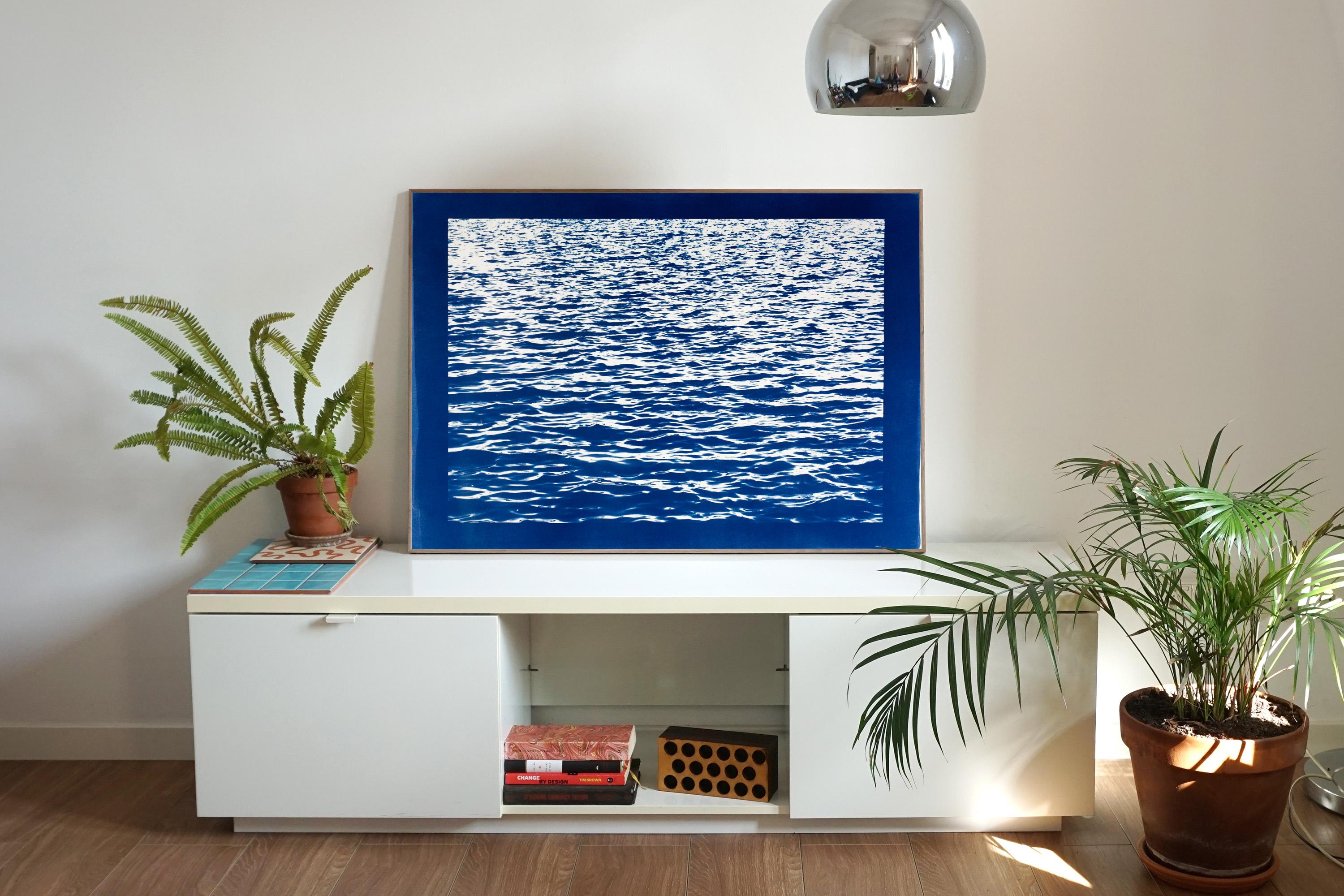 Waves de mer bleues méditerranéennes, impression cyanotype faite à la main, 100x70 cm, paysage marin Calm - Photograph de Kind of Cyan