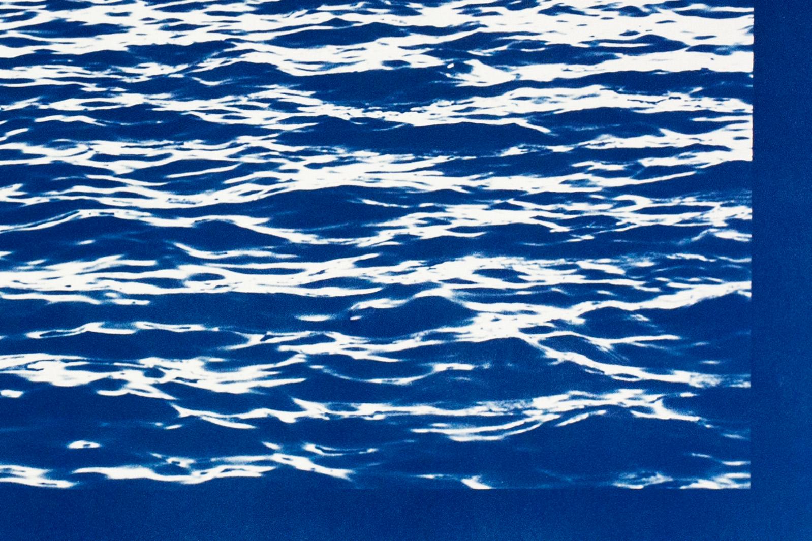 Waves de mer bleues méditerranéennes, impression cyanotype faite à la main, 100x70 cm, paysage marin Calm - Bleu Landscape Photograph par Kind of Cyan