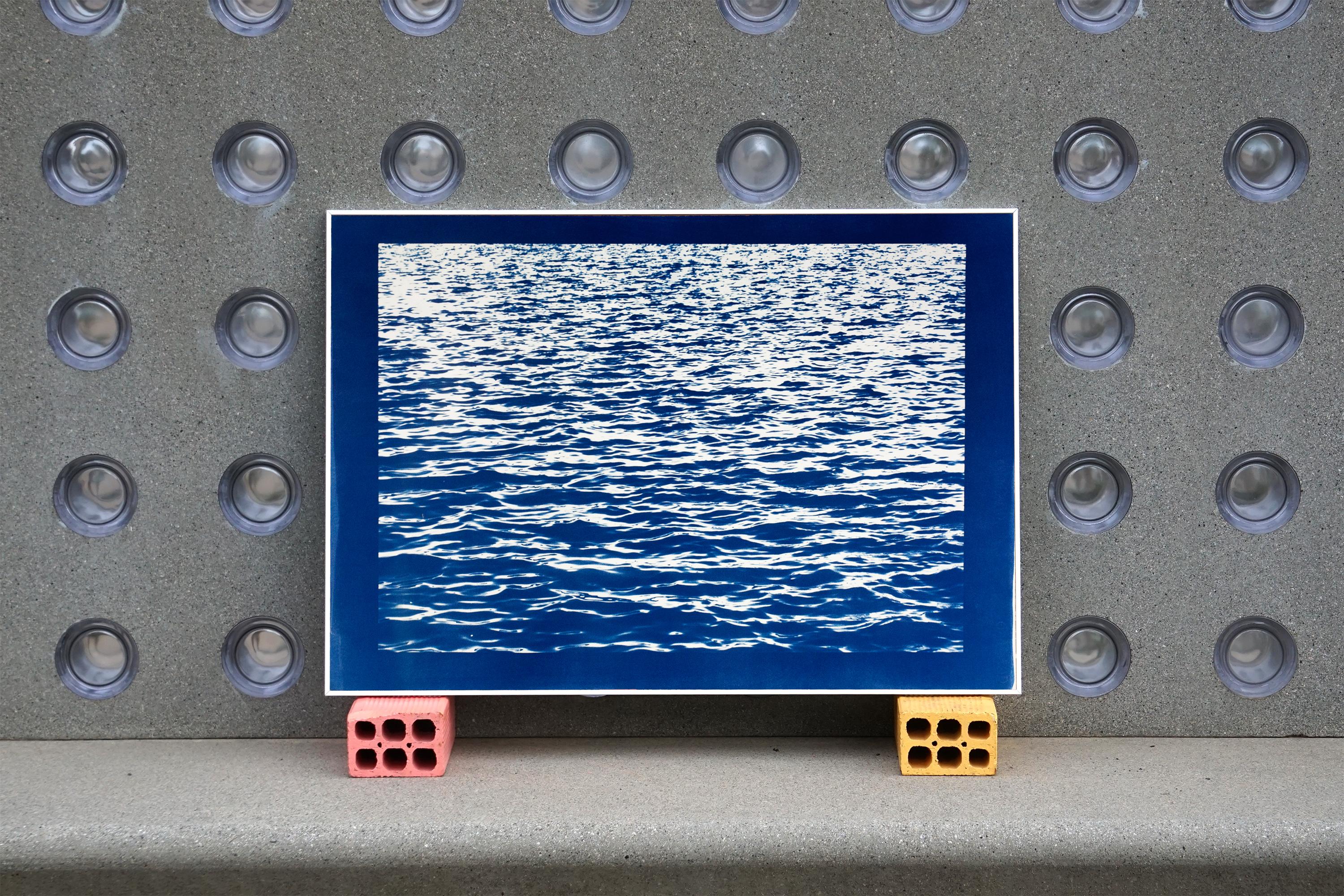 Waves de mer bleues méditerranéennes, impression cyanotype faite à la main, 100x70 cm, paysage marin Calm en vente 1