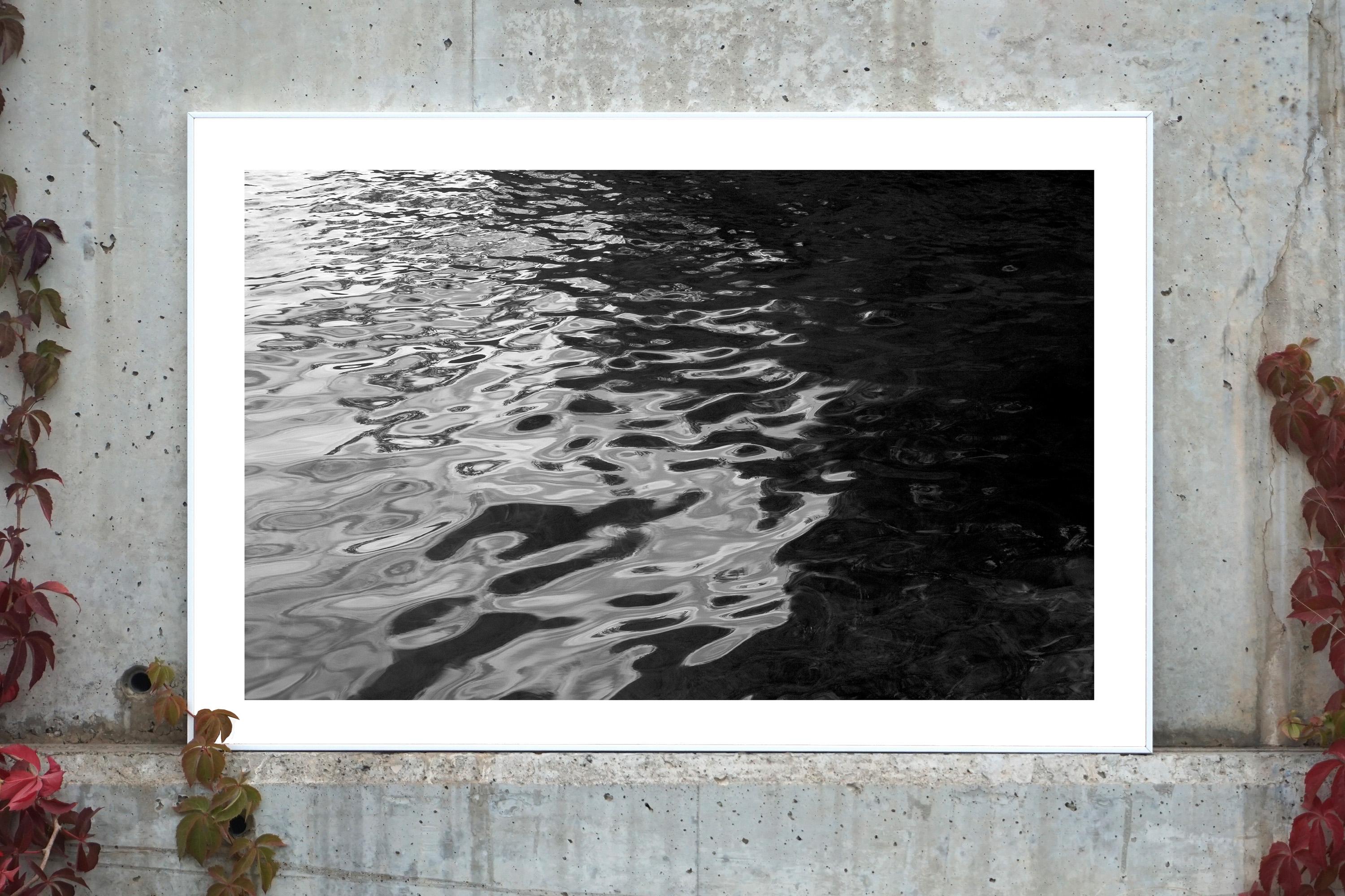Paysage marin abstrait nocturne, Giclée abstraite Black Sea Rhythms, édition limitée - Photograph de Kind of Cyan