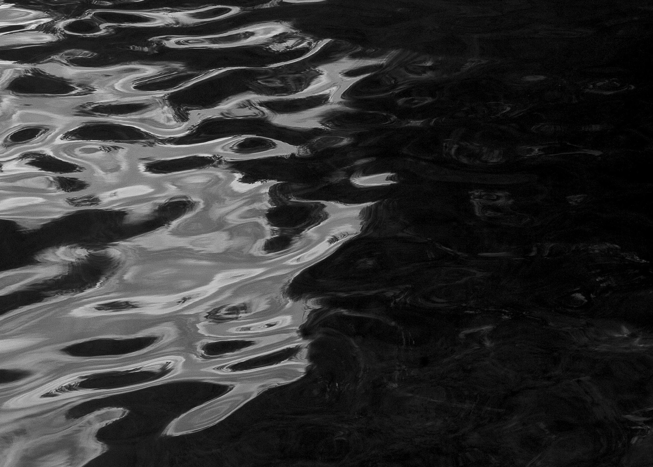 Paysage marin abstrait nocturne, Giclée abstraite Black Sea Rhythms, édition limitée - Noir Landscape Photograph par Kind of Cyan