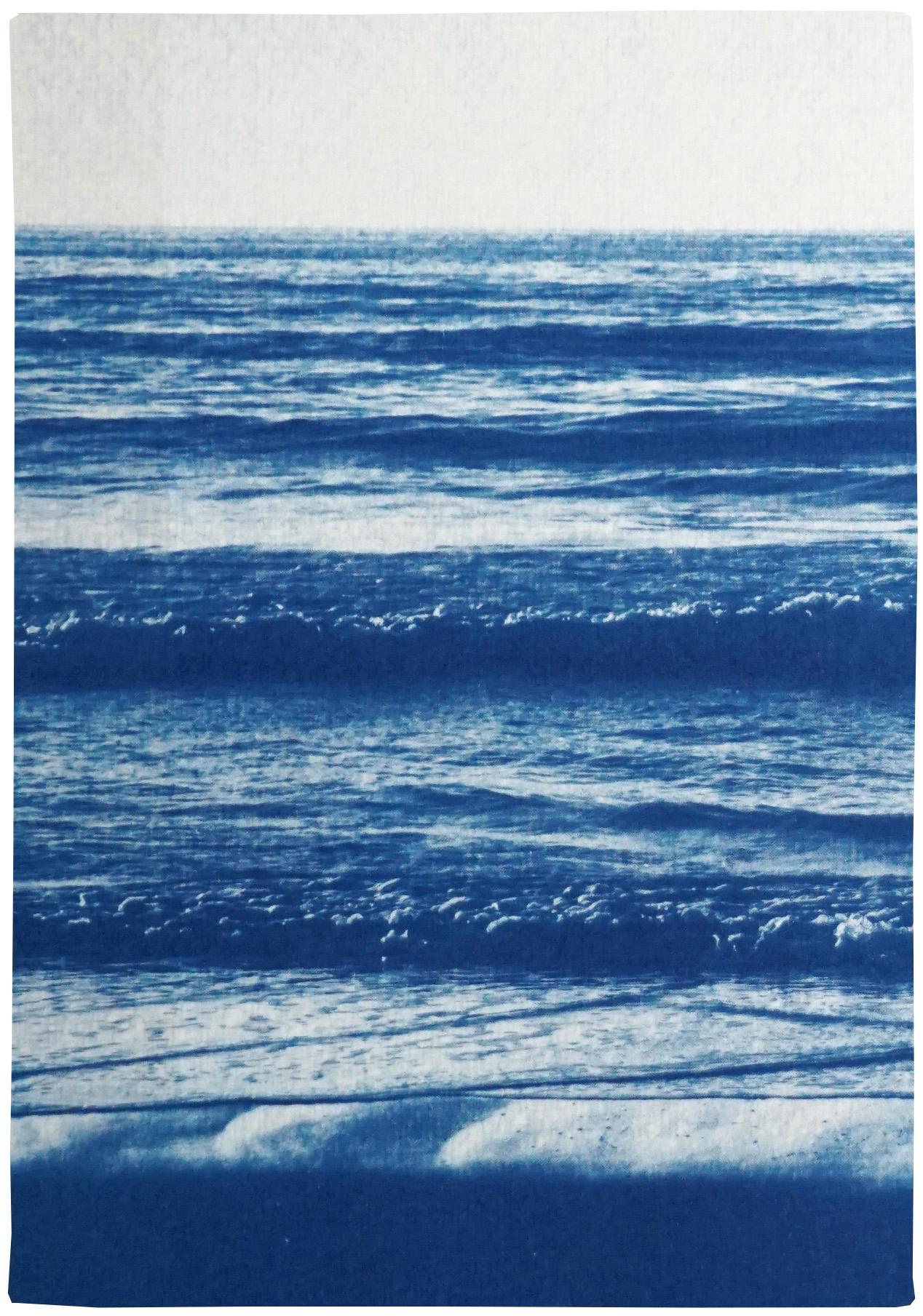 Horizon de plage du Pacifique, Triptyque nautique cyanotype, paysage marin blanc et bleu, Zen - Bleu Landscape Photograph par Kind of Cyan