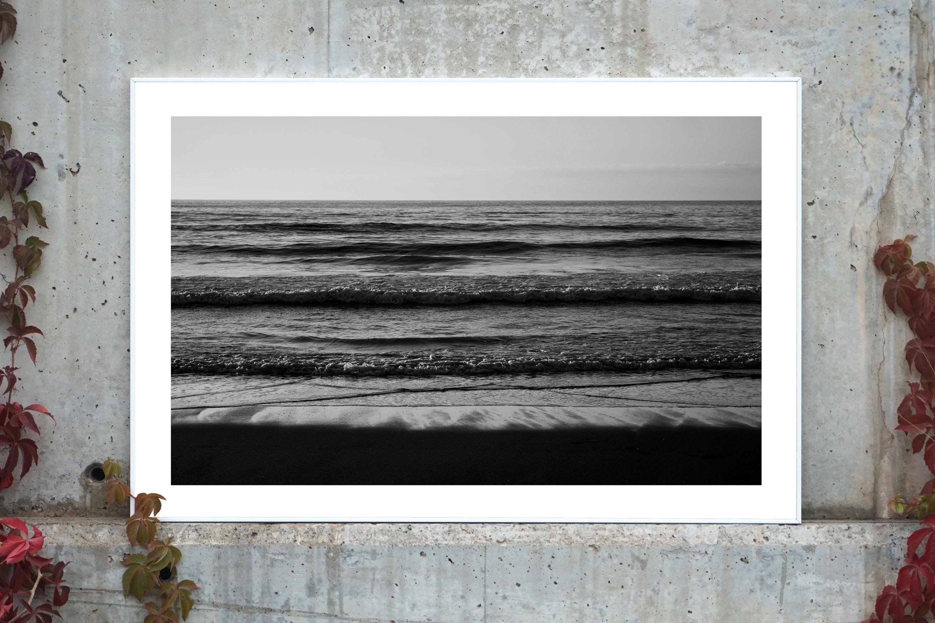 Pazifikstrand Horizont, Sonnenuntergang Meeresufer in Schwarz und Weiß, Sugimoto Style Giclée – Photograph von Kind of Cyan