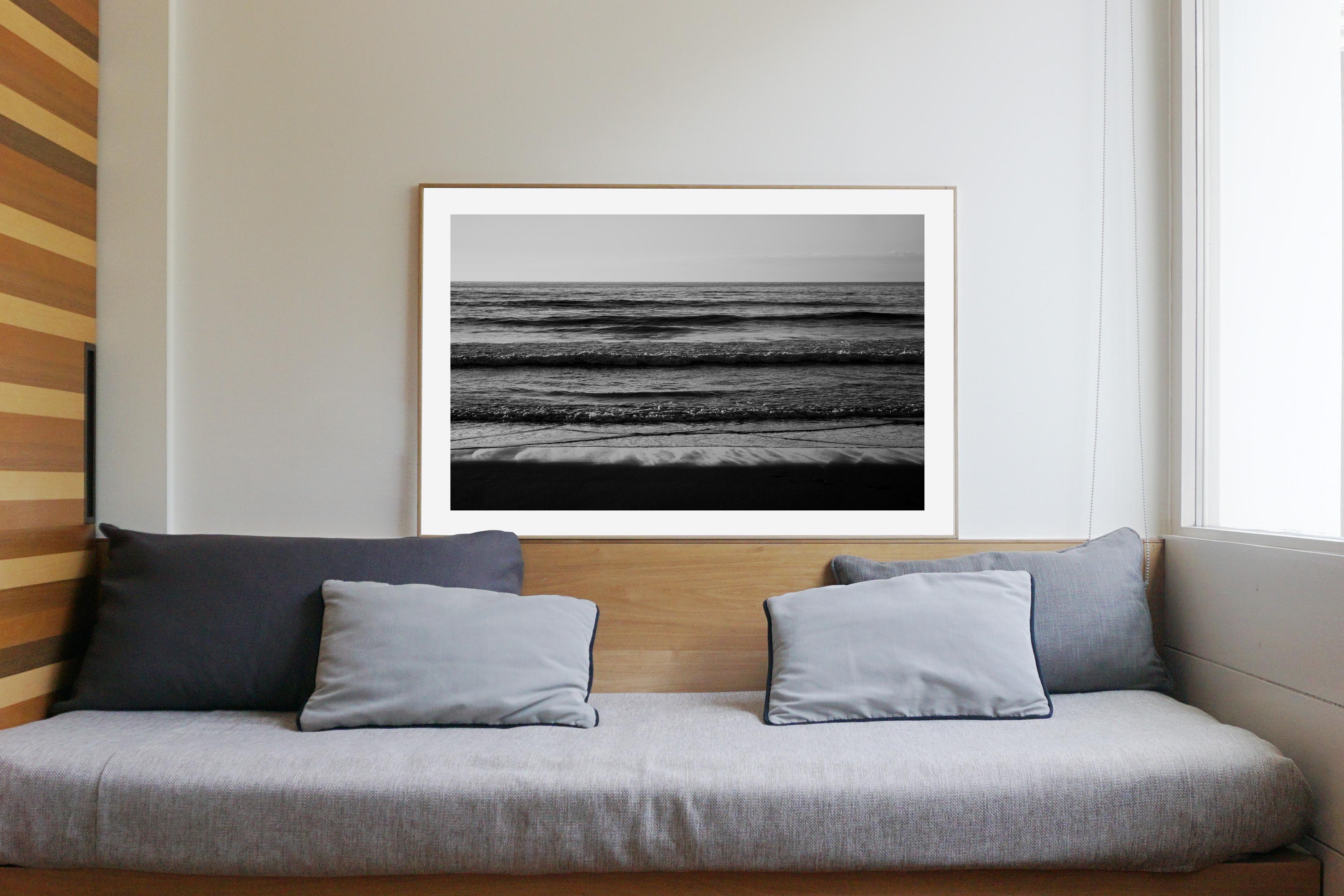 Horizon de la plage du Pacifique, coucher de soleil au bord de la mer en noir et blanc, Sugimoto Style Giclée - Photoréalisme Photograph par Kind of Cyan