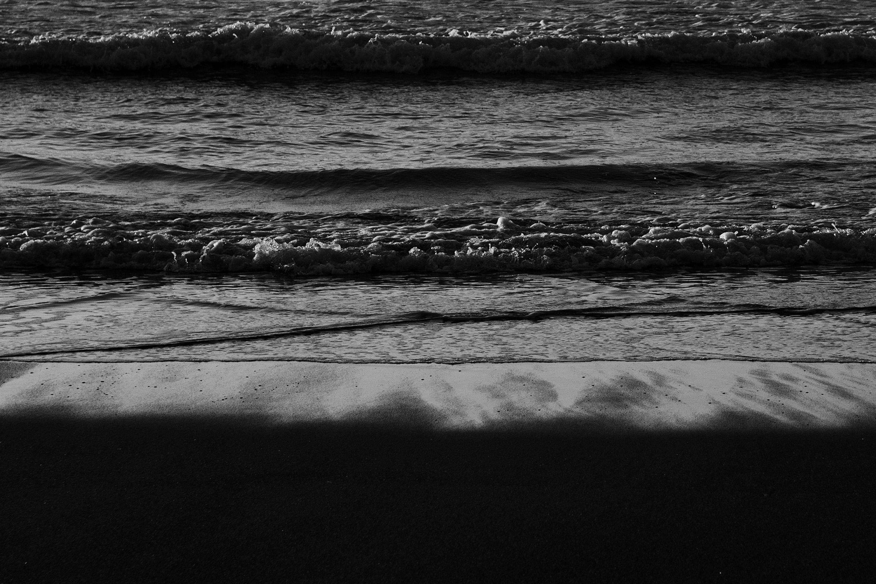 Horizon de la plage du Pacifique, coucher de soleil au bord de la mer en noir et blanc, Sugimoto Style Giclée - Noir Landscape Photograph par Kind of Cyan