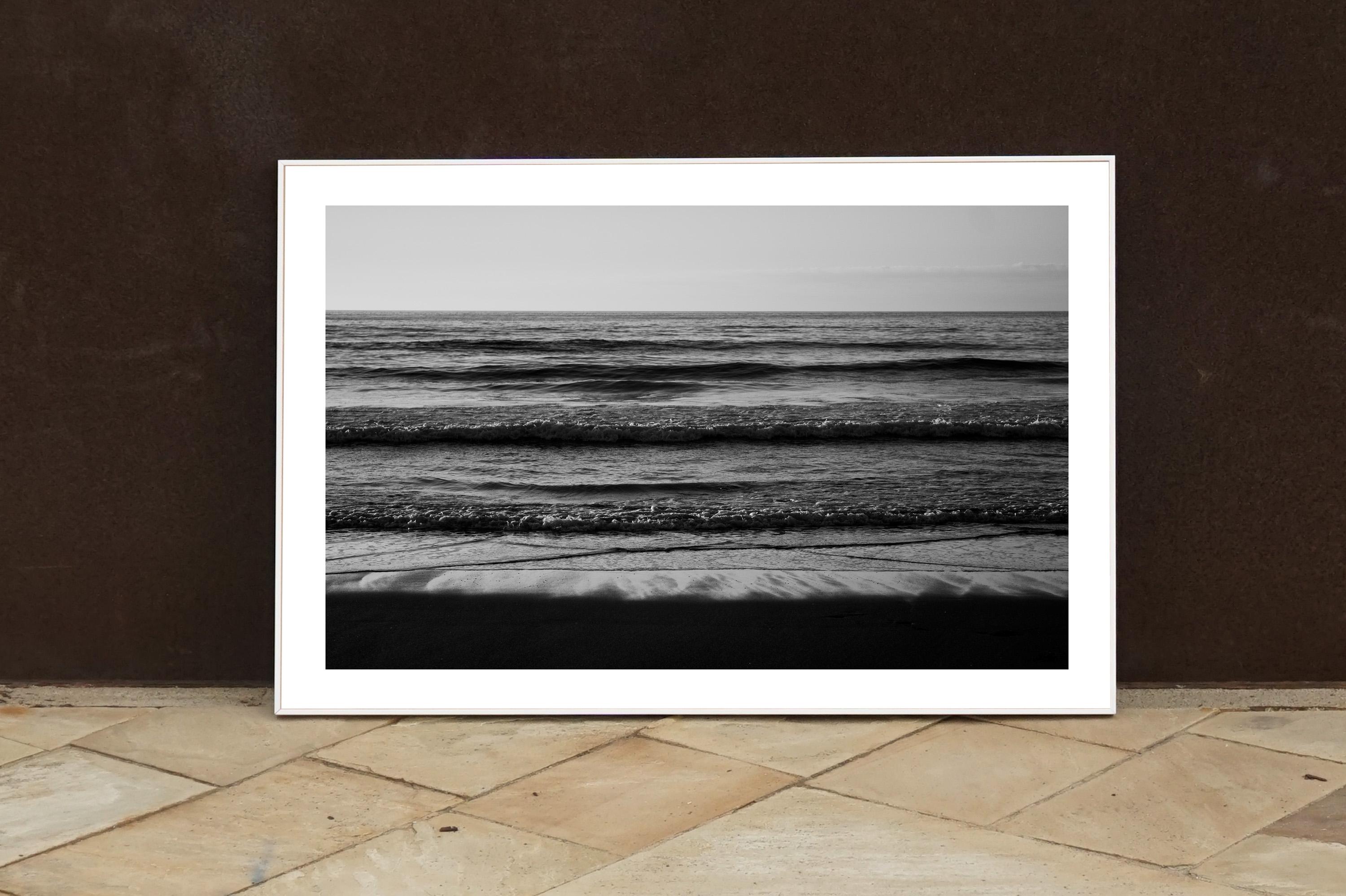 Pazifikstrand Horizont, Sonnenuntergang Meeresufer in Schwarz und Weiß, Sugimoto Style Giclée im Angebot 3