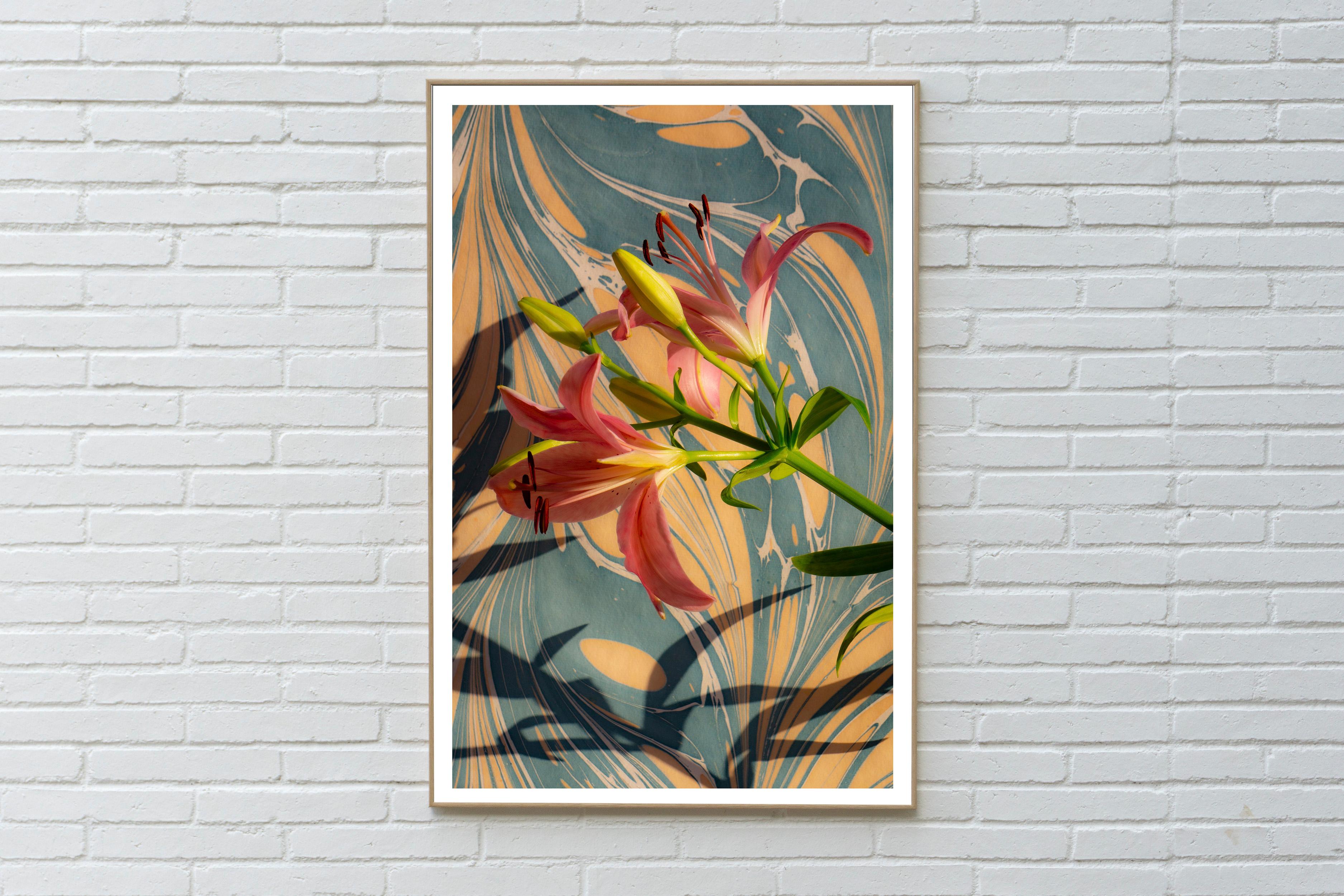 Lirios Rosas sobre Espirales de Mármol, Impresión Giclée de Bodegón Contemporáneo, Luz Suave - Print de Kind of Cyan
