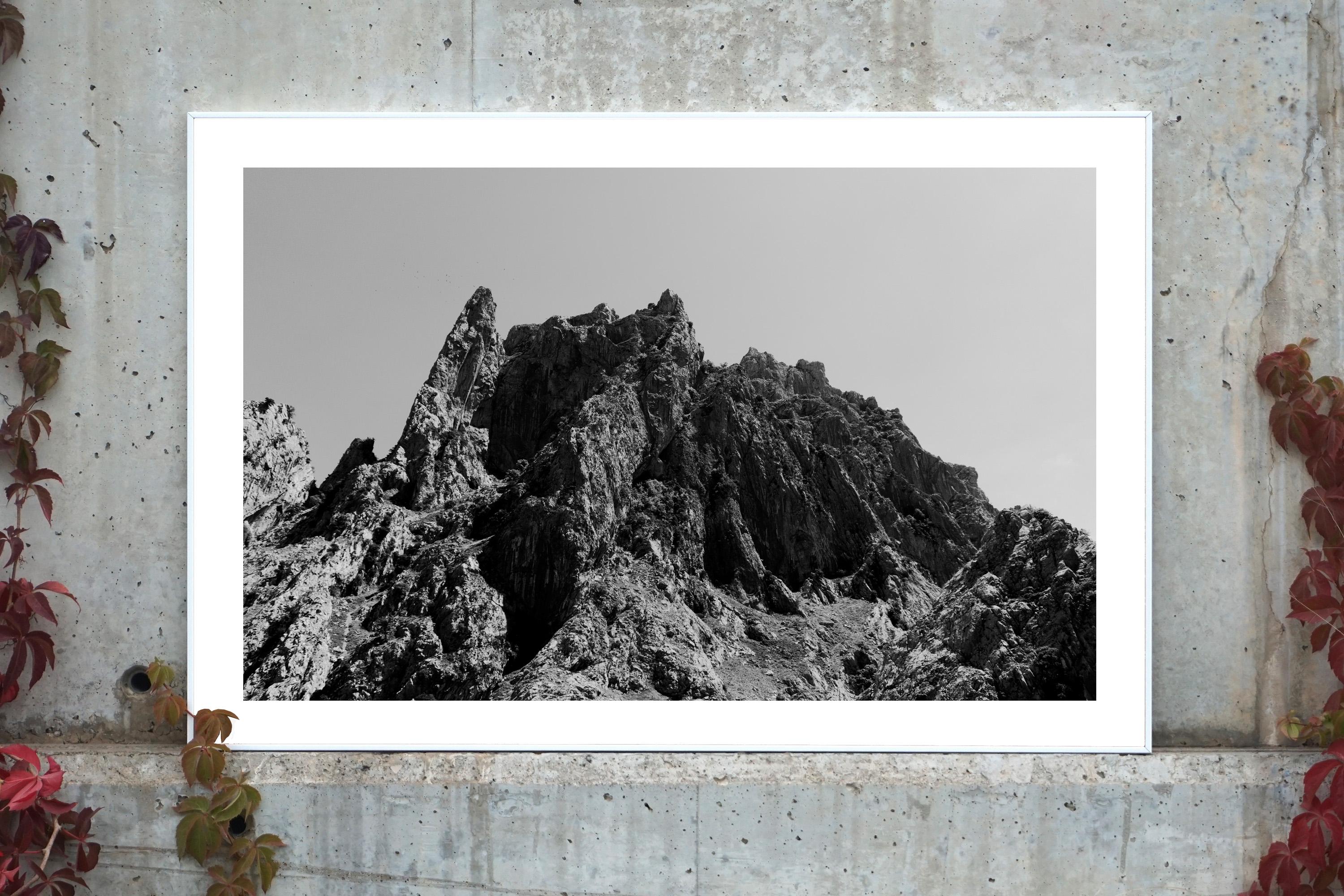 Photographie de montagne du désert rocheux, paysage en noir et blanc d'Atlas, Maroc - Noir Landscape Photograph par Kind of Cyan
