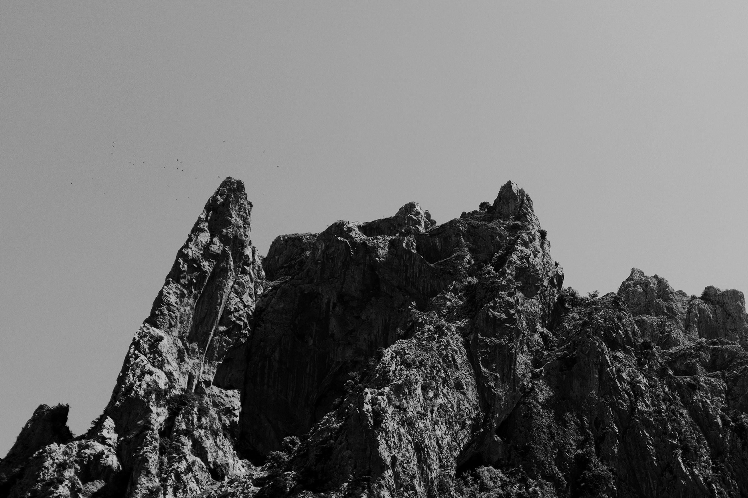 Photographie de montagne du désert rocheux, paysage en noir et blanc d'Atlas, Maroc en vente 1