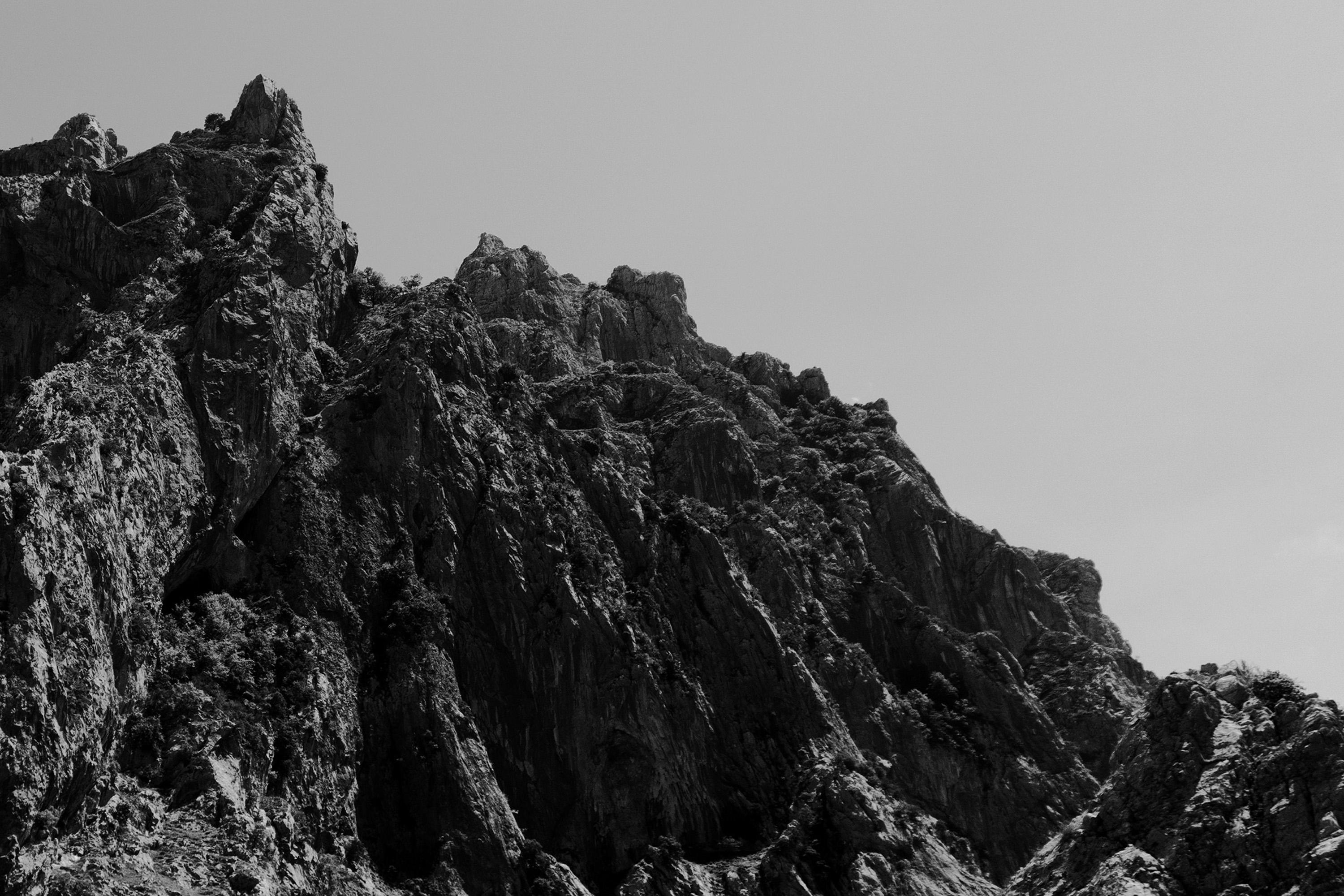 Photographie de montagne du désert rocheux, paysage en noir et blanc d'Atlas, Maroc en vente 2