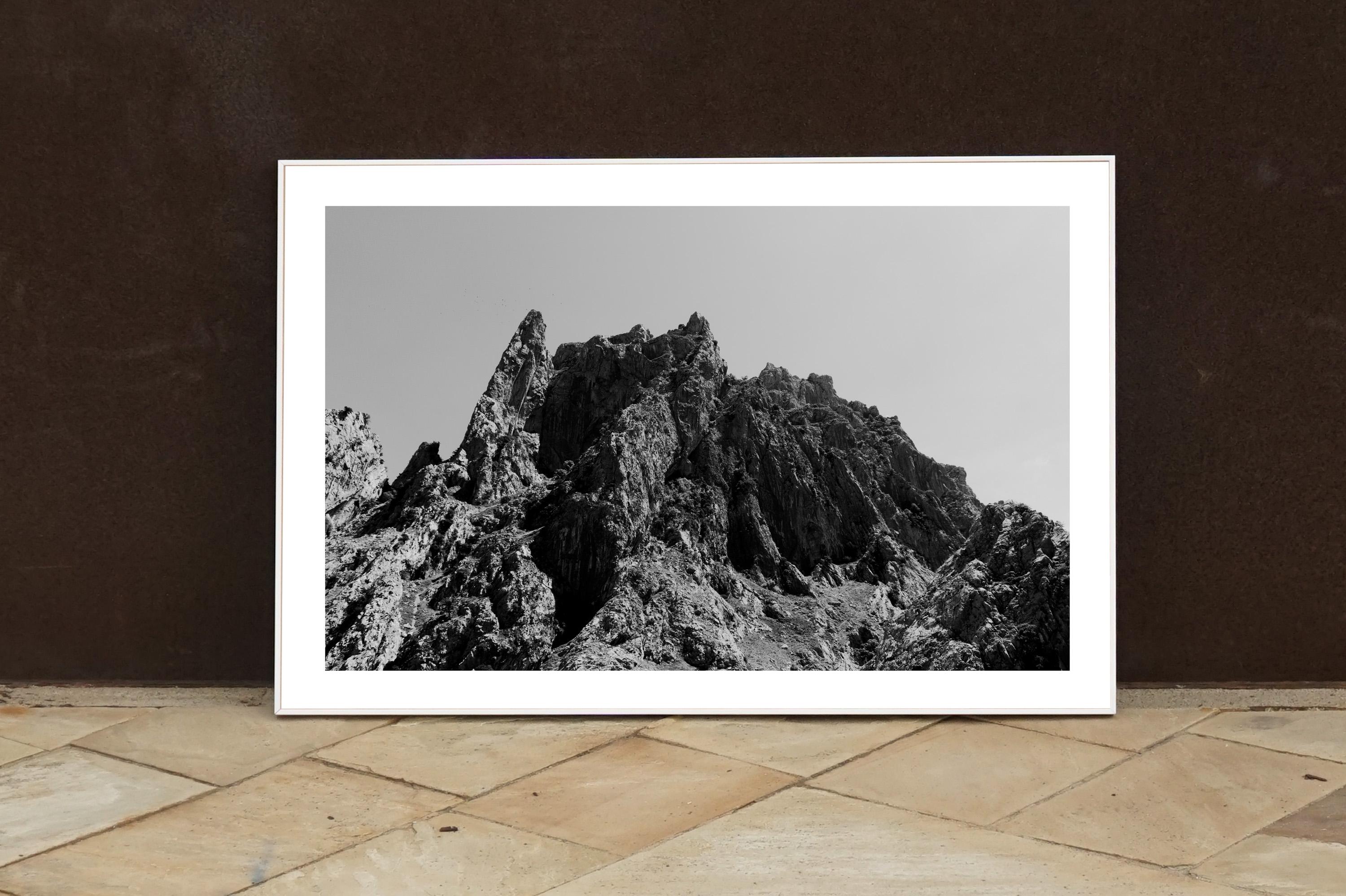 Photographie de montagne du désert rocheux, paysage en noir et blanc d'Atlas, Maroc en vente 3