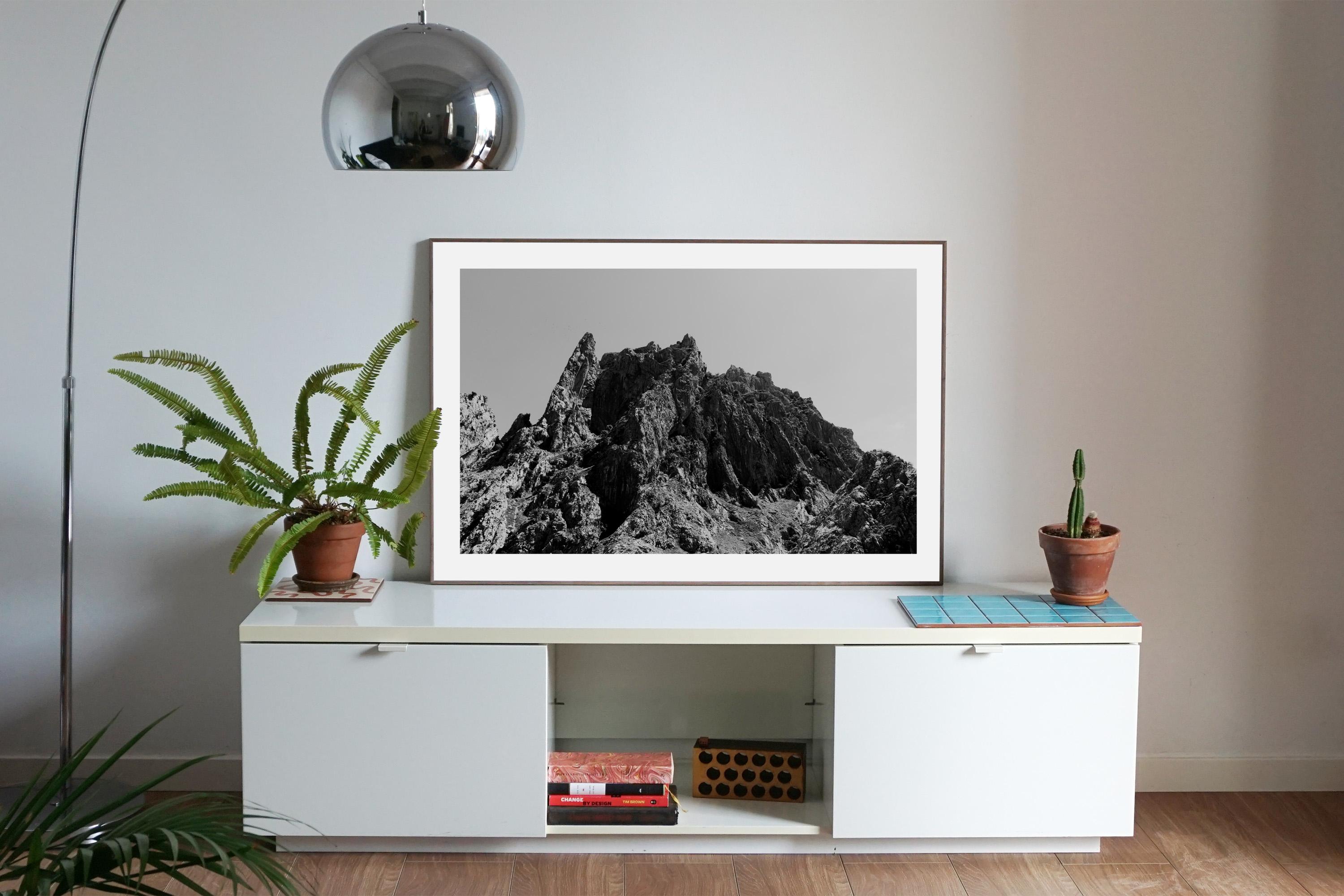 Photographie de montagne du désert rocheux, paysage en noir et blanc d'Atlas, Maroc en vente 4