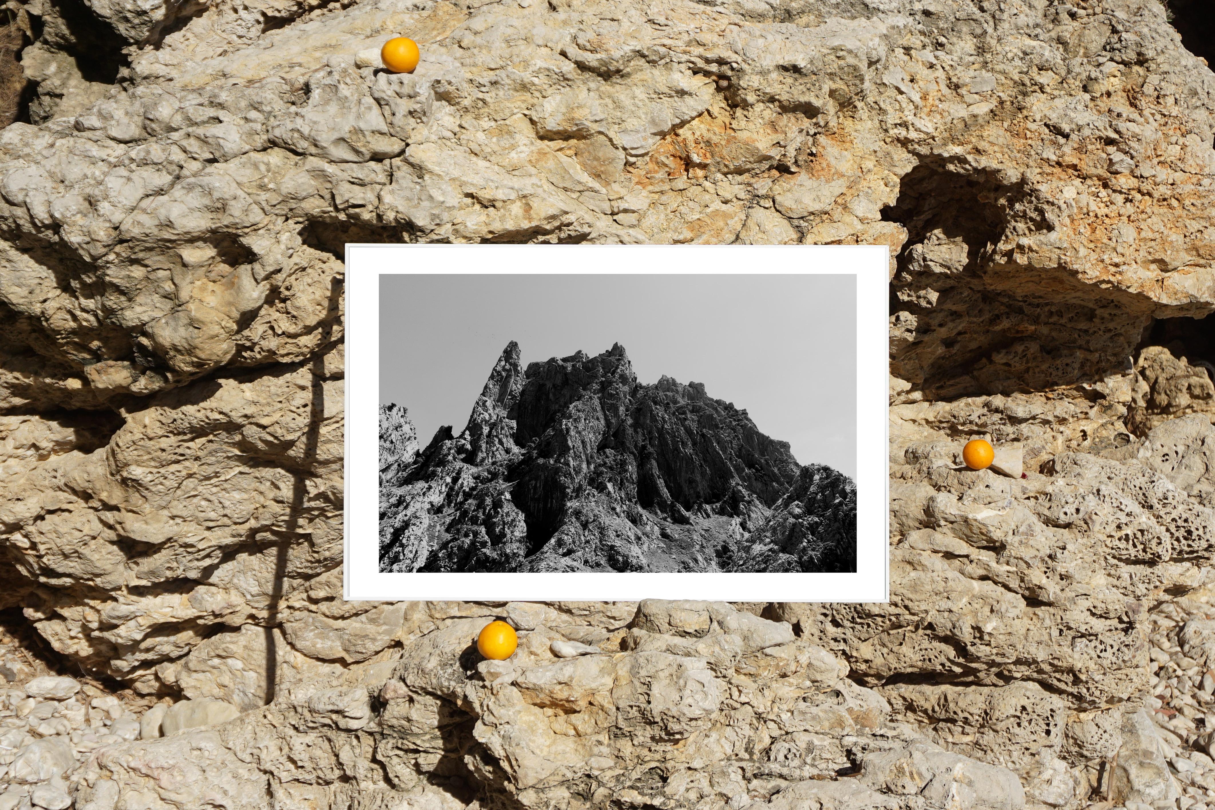 Photographie de montagne du désert rocheux, paysage en noir et blanc d'Atlas, Maroc en vente 5