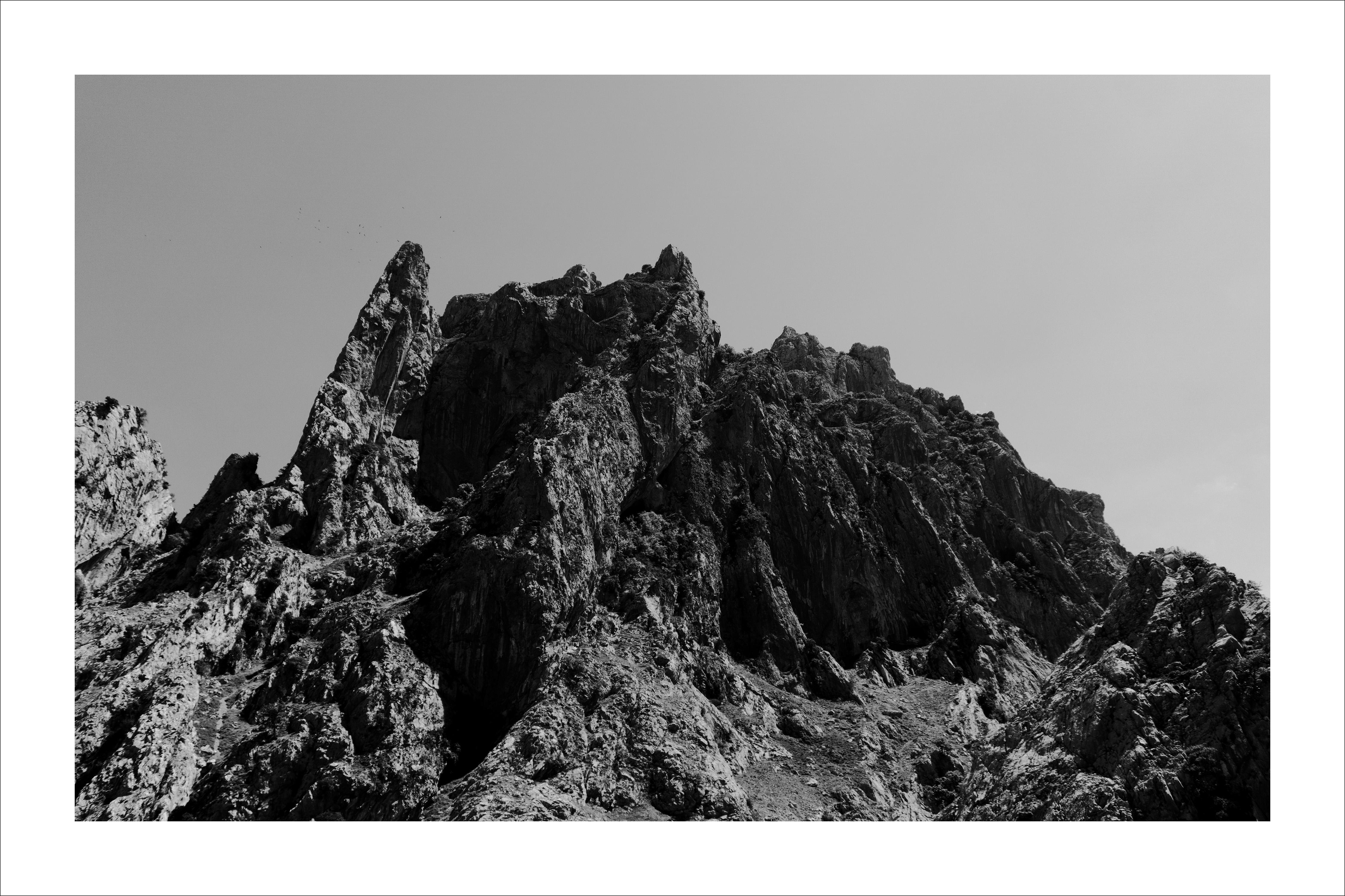 Landscape Photograph Kind of Cyan - Photographie de montagne du désert rocheux, paysage en noir et blanc d'Atlas, Maroc