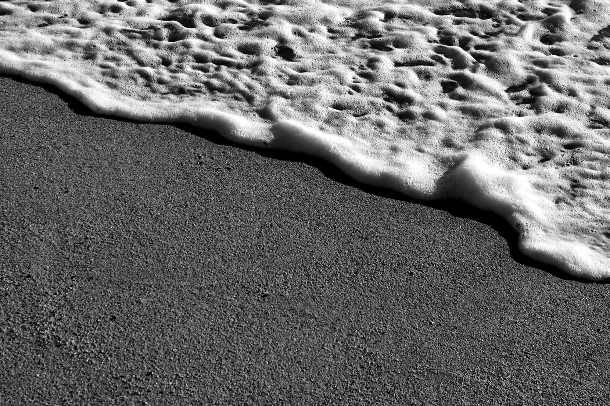 Vertical Morning Seashore, Large Black and White Seascape Giclée, Sugimoto Style - Contemporain Photograph par Kind of Cyan