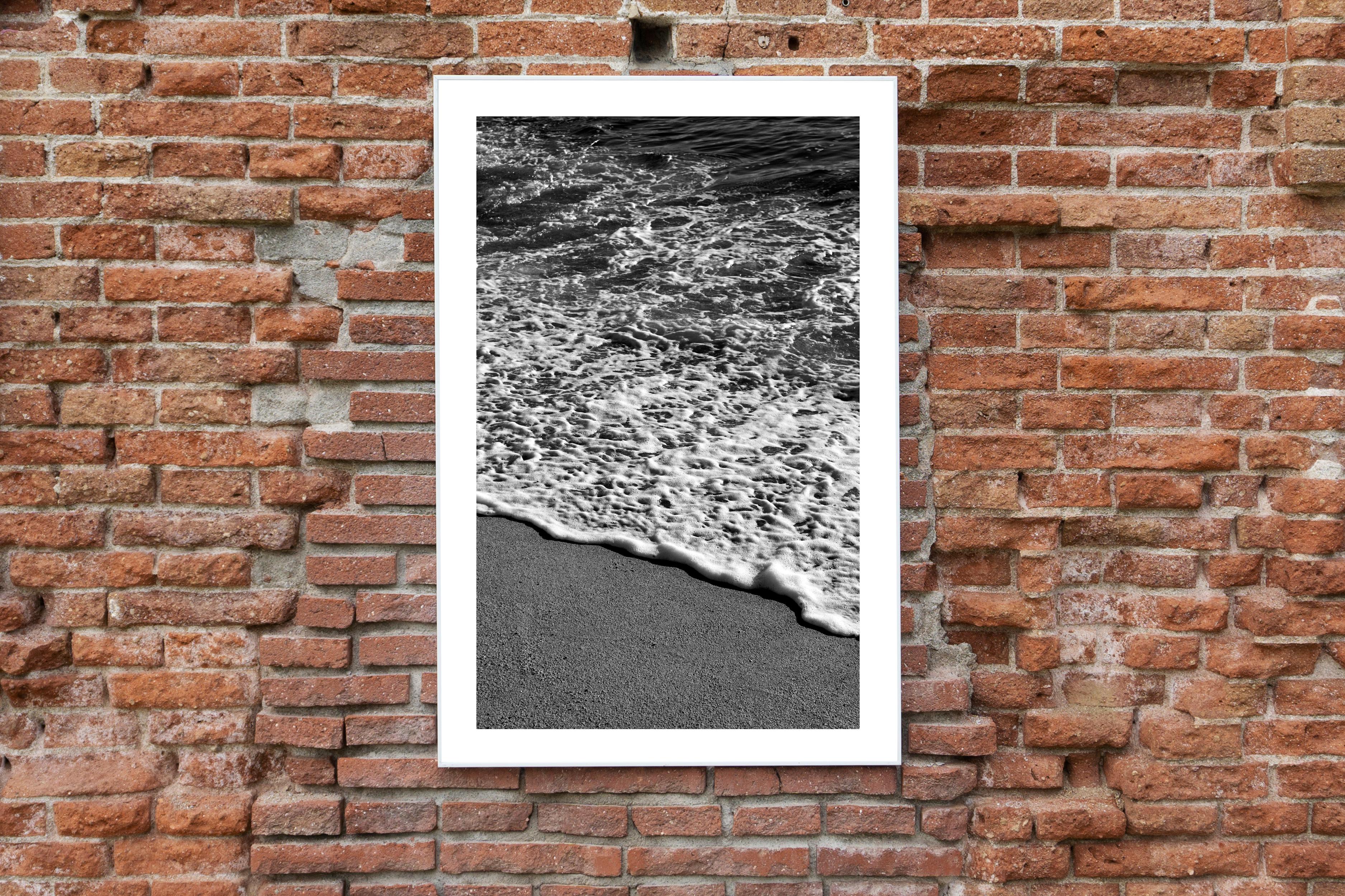 Si tratta di un'esclusiva stampa giclée in bianco e nero in edizione limitata, su carta opaca Hahnemühle Photo Rag Fine Art in cotone al 100%.

Questa serie di fotografie in bianco e nero cattura la cruda potenza e la bellezza dell'oceano e di altri
