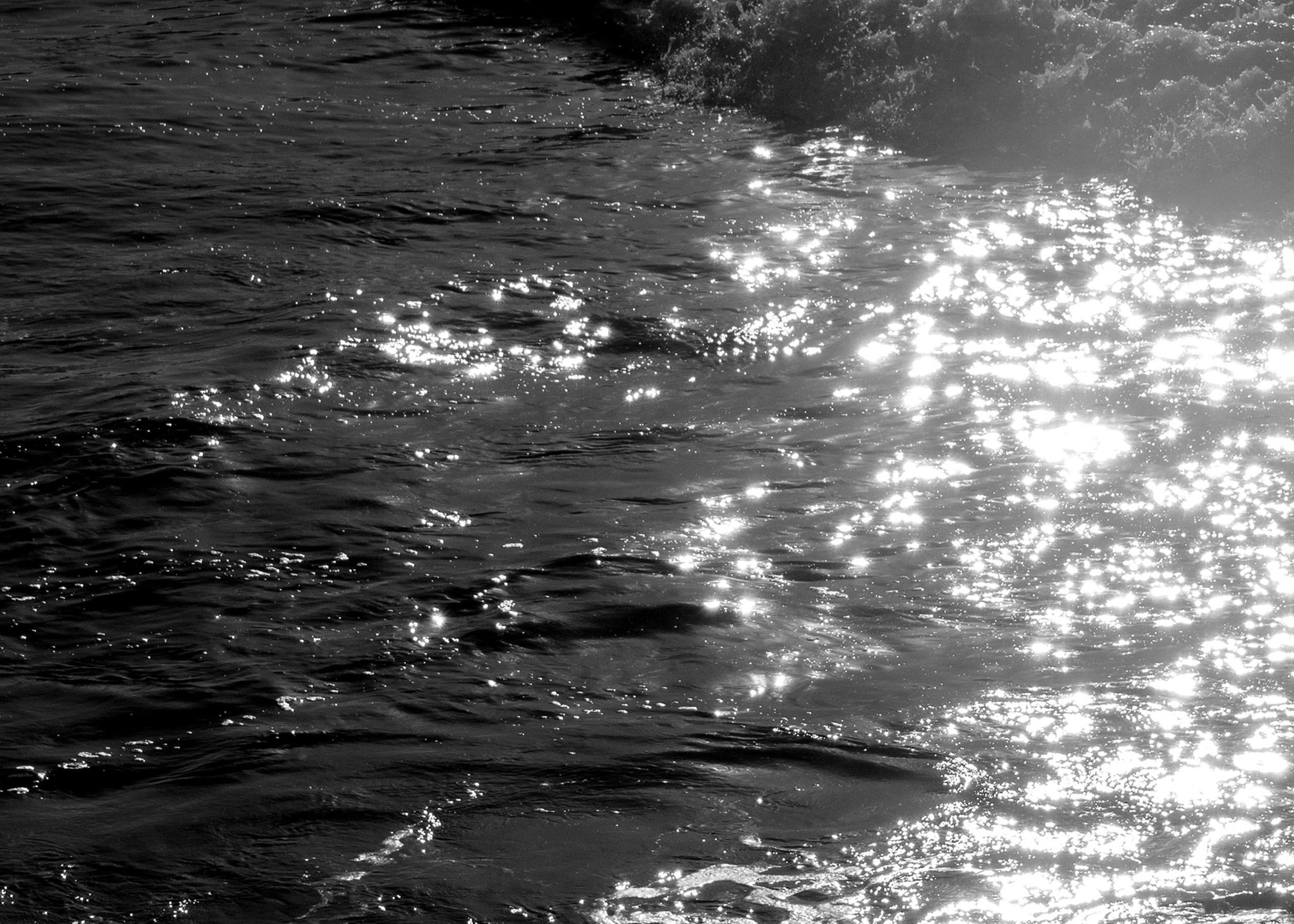 Reflet de l'eau, impression giclée noir et blanc d'un paysage marin, vagues du coucher de soleil sur le Pacifique - Gris Landscape Photograph par Kind of Cyan