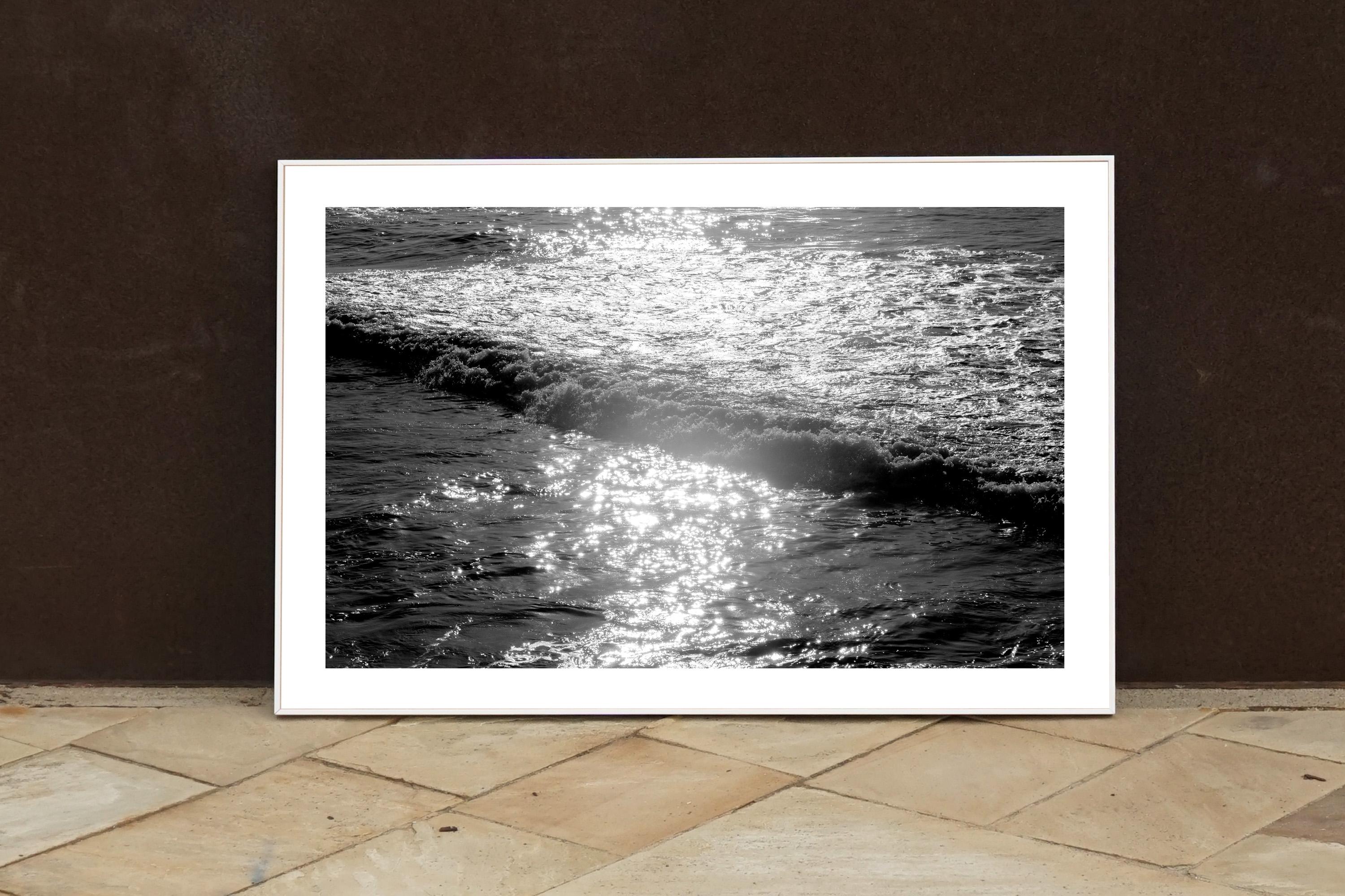 Reflet de l'eau, impression giclée noir et blanc d'un paysage marin, vagues du coucher de soleil sur le Pacifique en vente 2