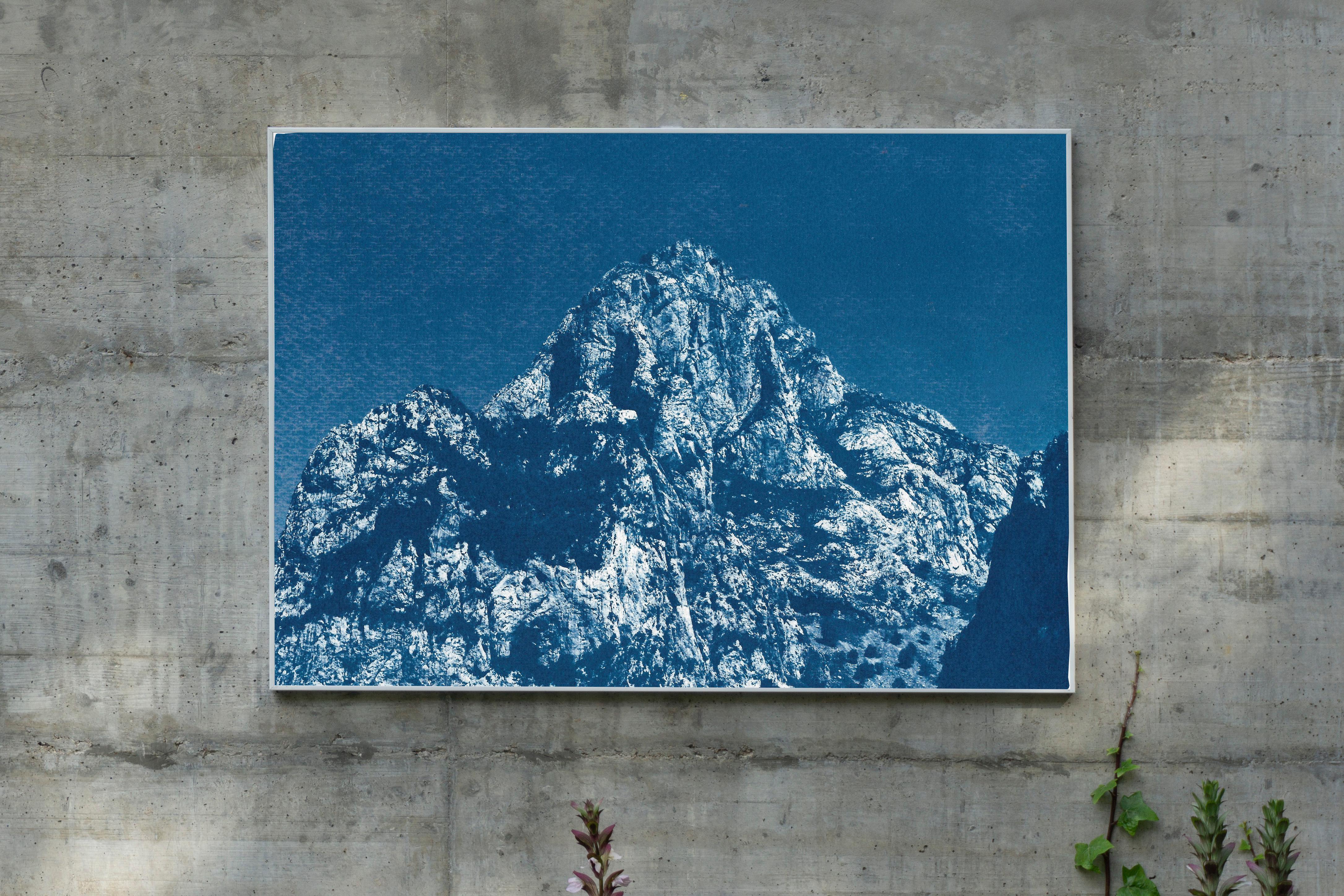 Yosemite Blue Mountain, Cyanotypie auf Aquarellpapier, Landschaft in Indigo – Print von Kind of Cyan