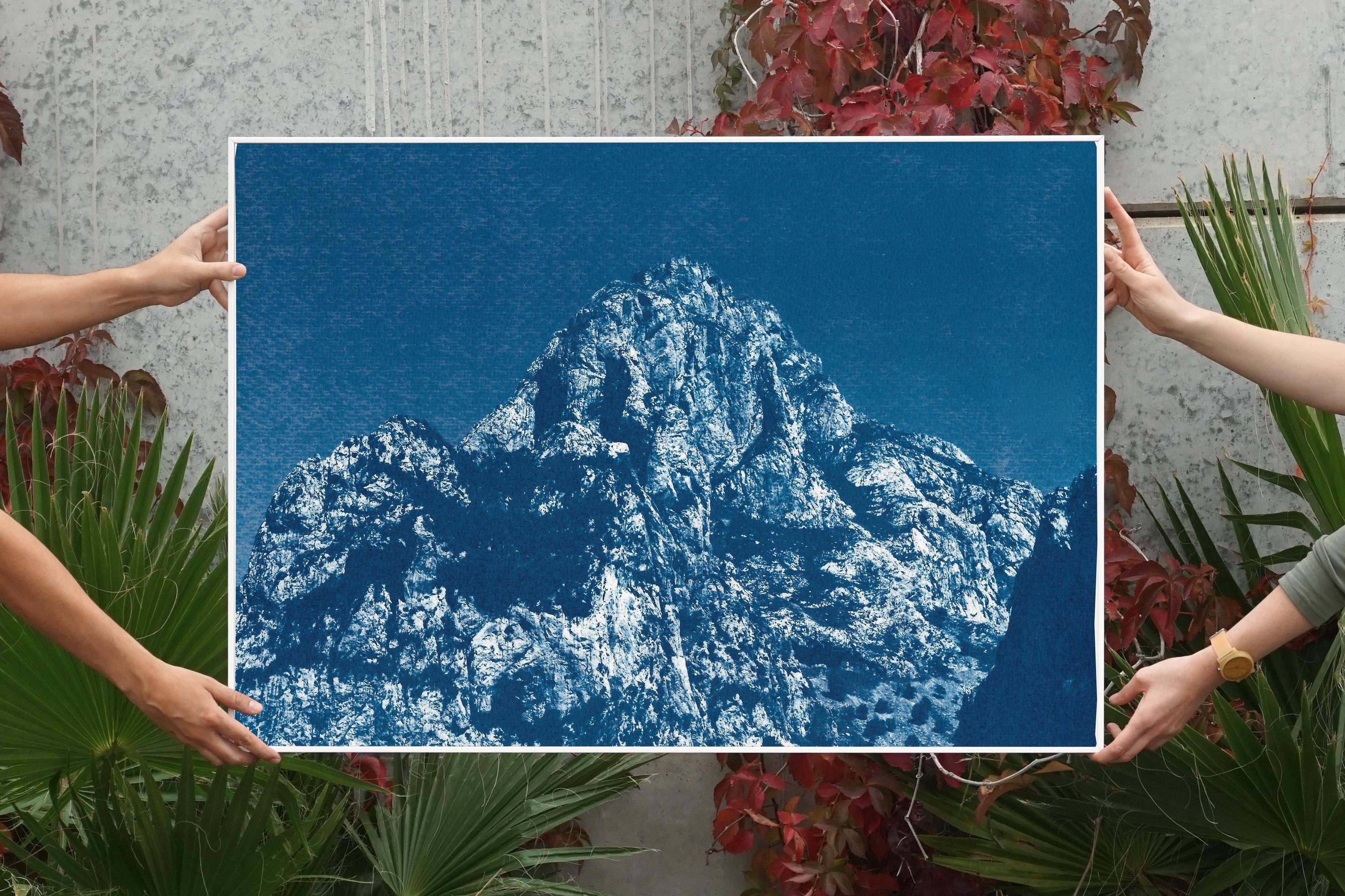 Yosemite Blue Mountain, Cyanotypie auf Aquarellpapier, Landschaft in Indigo (Fotorealismus), Print, von Kind of Cyan